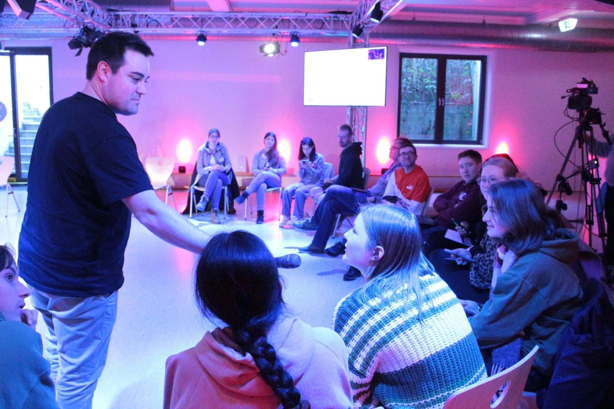 Mainz, 2. Februar 2025: Moderator Andreas Baaden holt bei der Dritten Mainzer Jugendsynode Stimmen ein. (c) Bistum Mainz / Blum