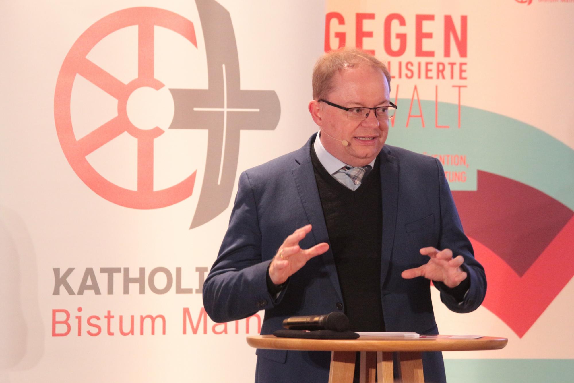 Mainz, 25. September 2025: Moderator Jürgen Erbacher vom ZDF führte souverän durch den Abend. (c) Bistum Mainz / Blum