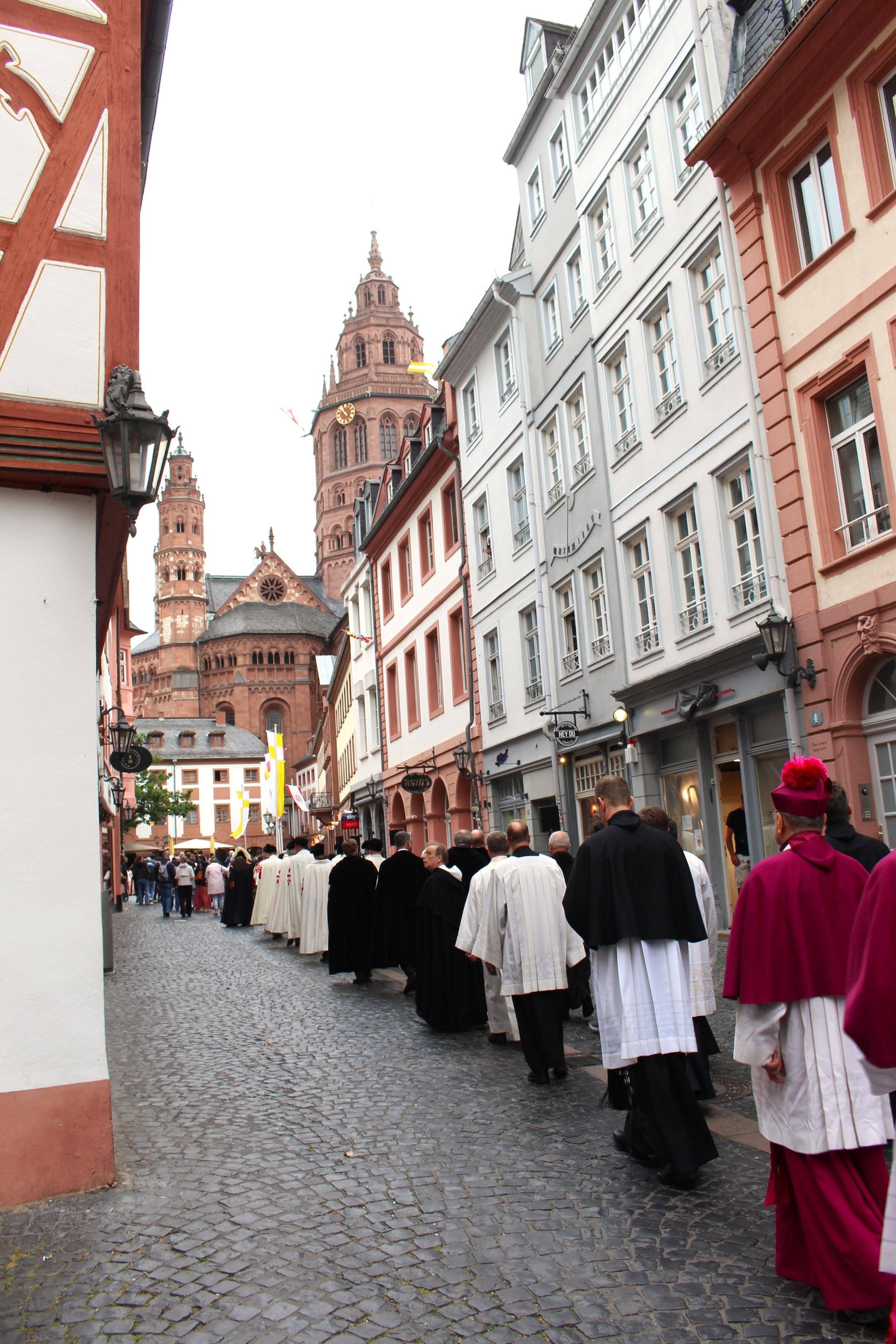 Mainz, 4. Juni 2026: Die Fronleichnamsprozession biegt auf den Leichhof ein.