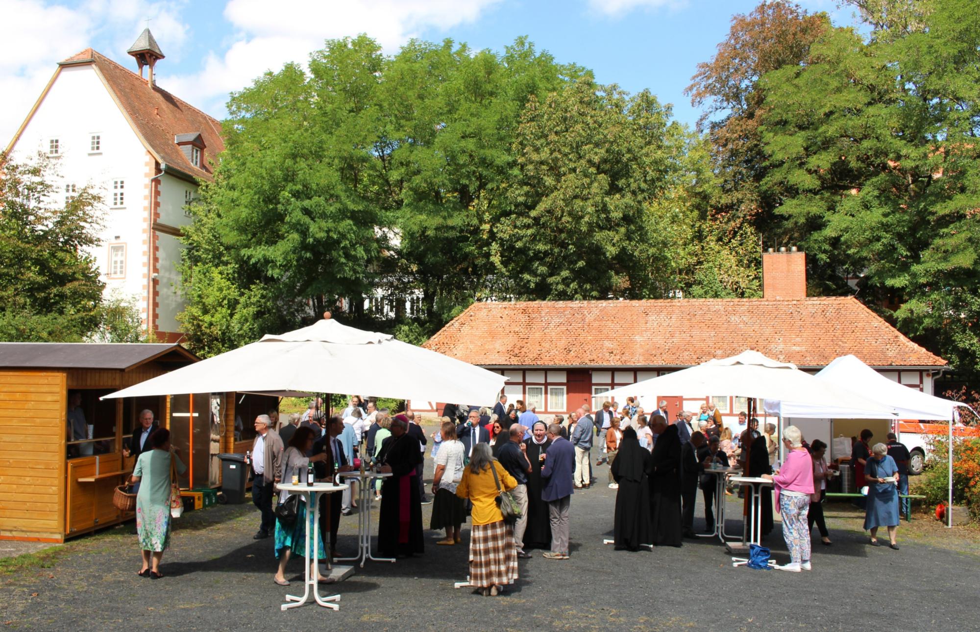 Altenstadt, 23. August 2026: Die Begegnung  nach dem Gottesdienst fand im inneren Klosterhof statt.