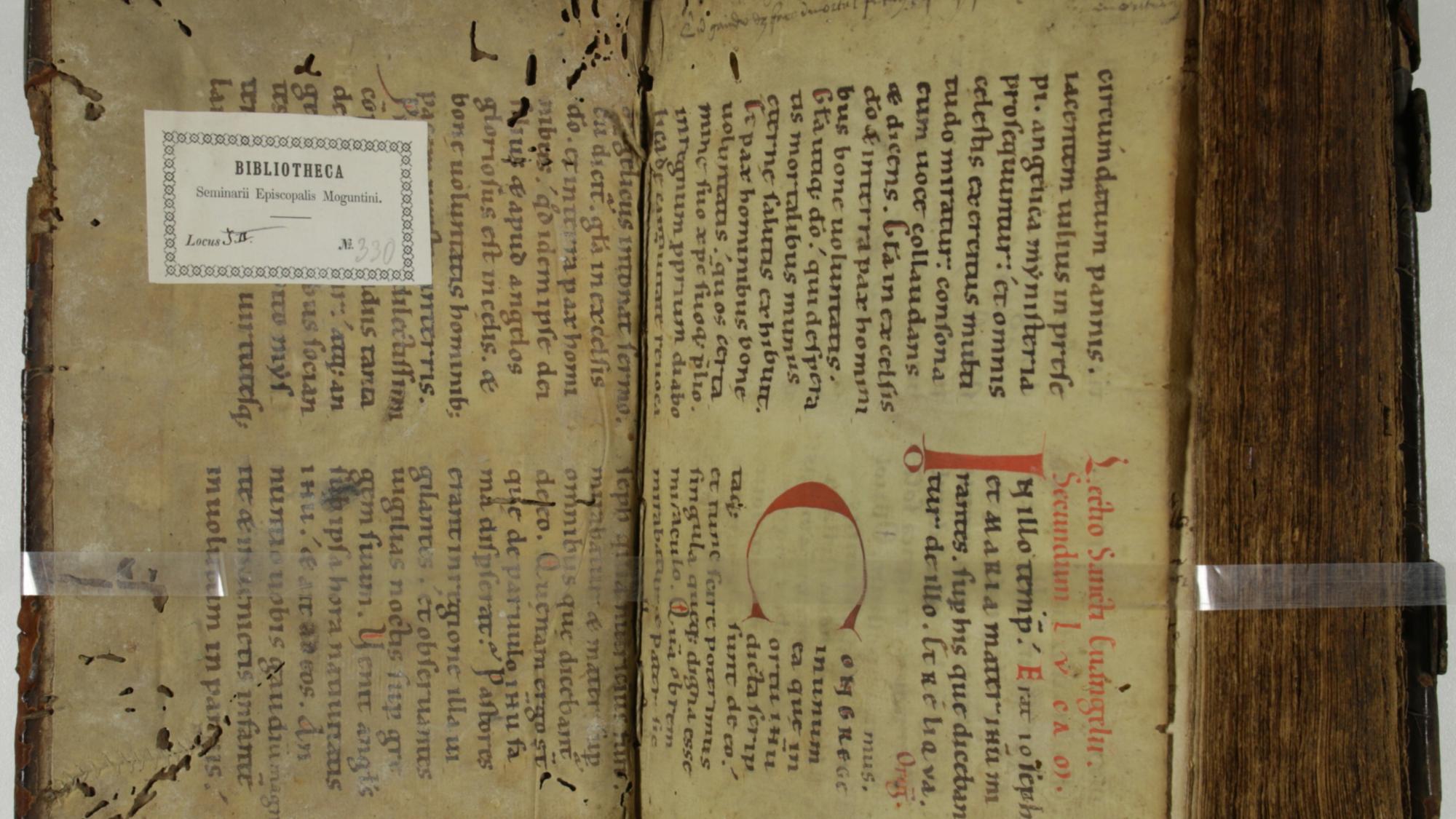 Mittelalterliches Fragment aus dem 11. Jahrhundert aus dem Decretum Gratiani. Basel 1500 (Inc 330)