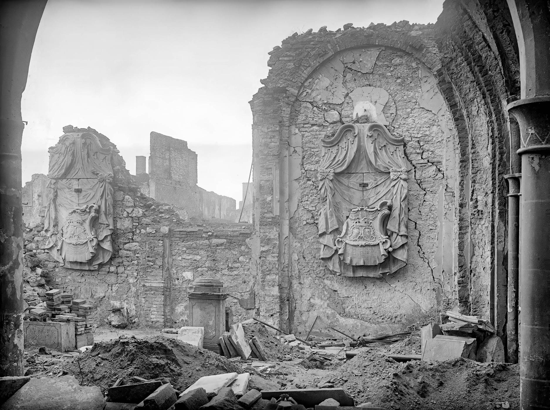 Blick in die zerstörte Kirche St. Christoph, um 1945/46 (mit den Rückwänden des Stadion- und des Walderdorff-Epitaphs; die zentralen Figuren bereits abgenommen) (c) Foto: Dom- und Diözesanarchiv Mainz