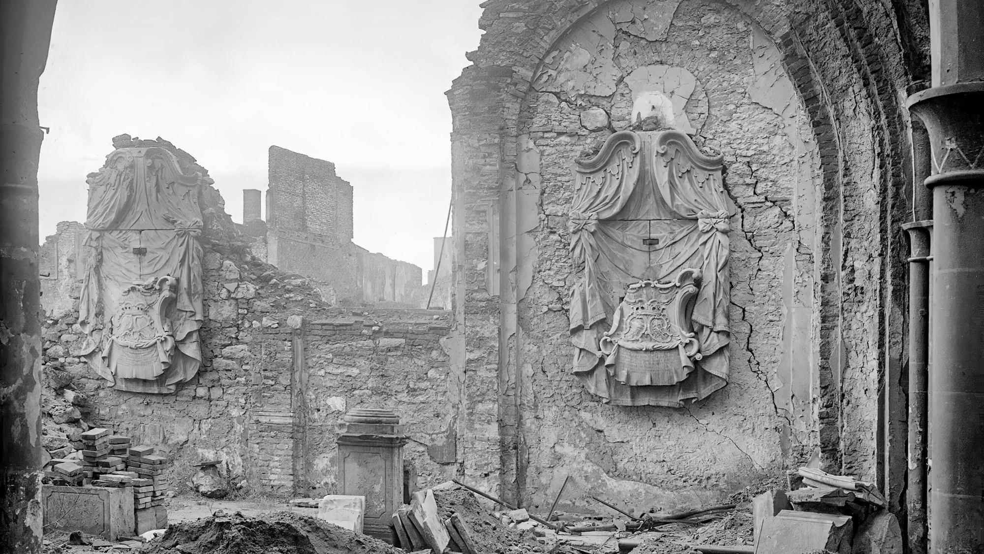 Blick in die zerstörte Kirche St. Christoph, um 1945/46 (mit den Rückwänden des Stadion- und des Walderdorff-Epitaphs; die zentralen Figuren bereits abgenommen)