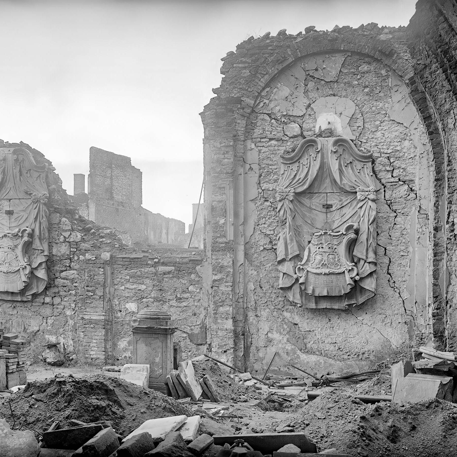 Blick in die zerstörte Kirche St. Christoph, um 1945/46 (mit den Rückwänden des Stadion- und des Walderdorff-Epitaphs; die zentralen Figuren bereits abgenommen)