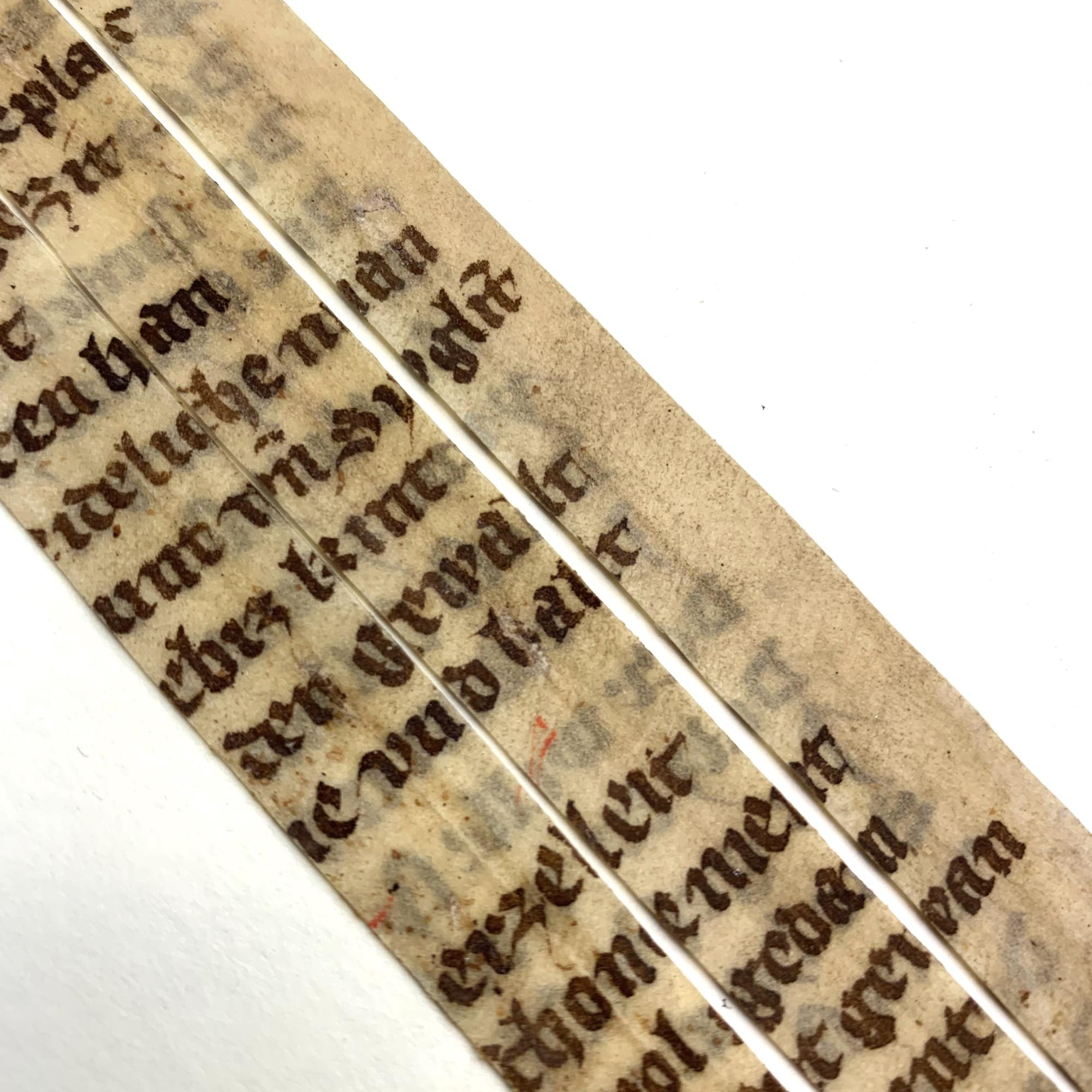 Handschriftliche Textfragmente des Nibelungenliedes (Mitte 14. Jh.) auf Pergamentstreifen