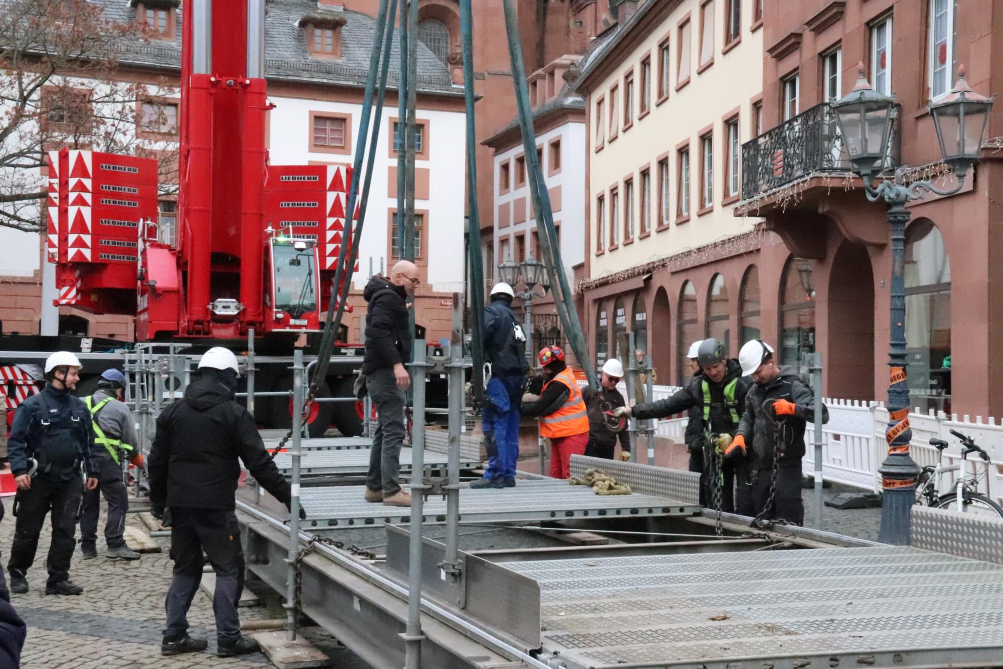 Das Gerüst wurde auf dem Leichhof abgelegt, wird auseinandergebaut und abtransportiert (c) Bistum Mainz/Hoffmann