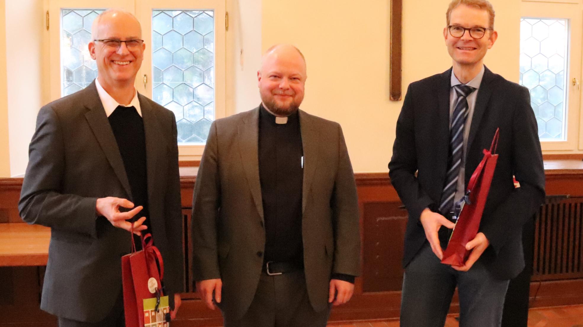Abschied Domkapitular Eberhardt (links) mit Generalvikar Dr. Sebastian Lang (Mitte) und Wolfgang Fritzen (rechts)