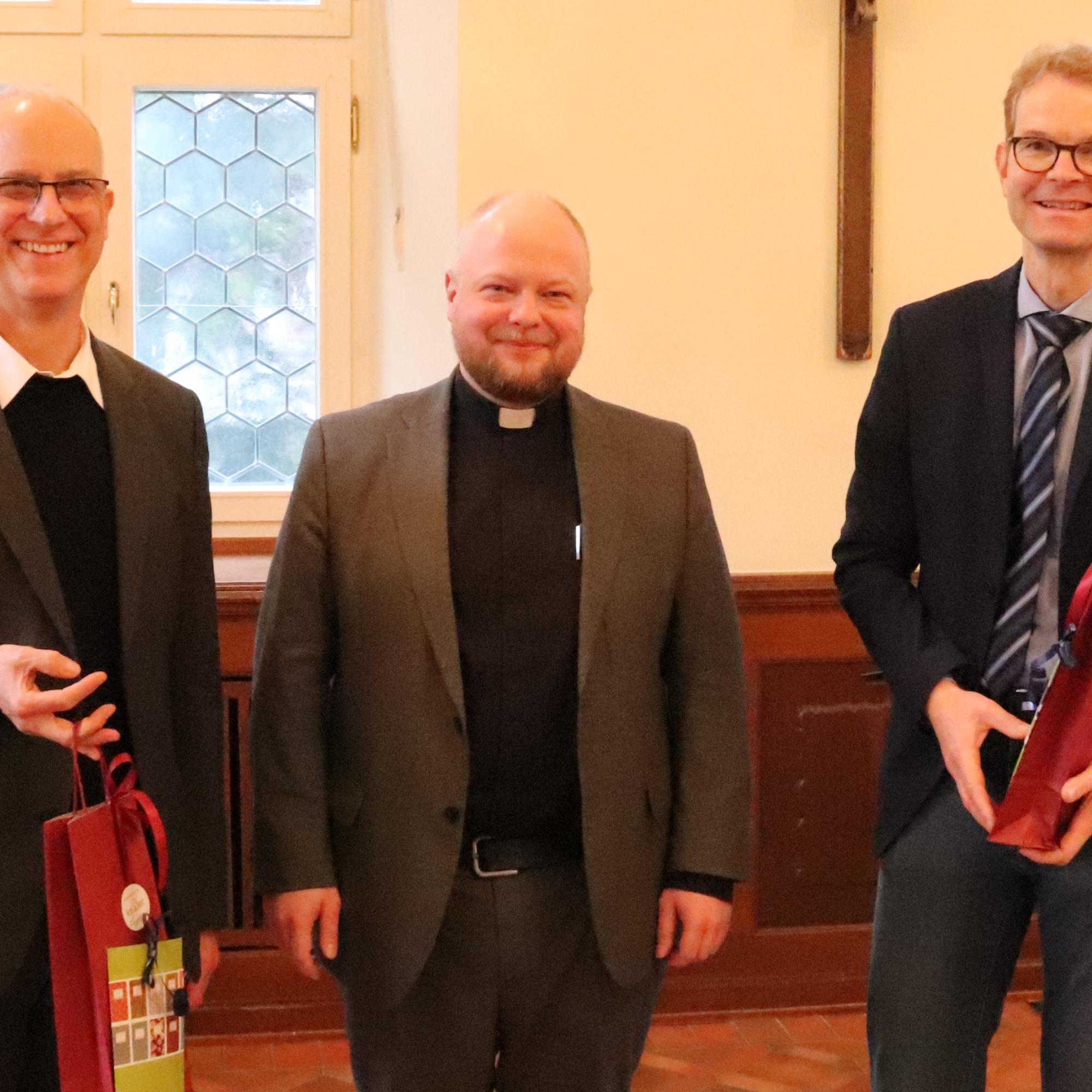 Abschied Domkapitular Eberhardt (links) mit Generalvikar Dr. Sebastian Lang (Mitte) und Wolfgang Fritzen (rechts)