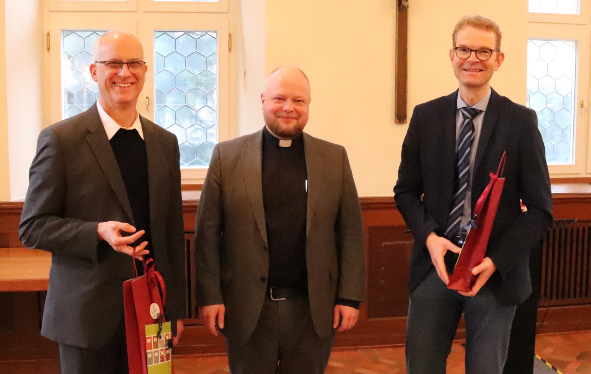 Abschied Domkapitular Eberhardt (links) mit Generalvikar Dr. Sebastian Lang (Mitte) und Wolfgang Fritzen (rechts) (c) Bistum Mainz/Hoffmann