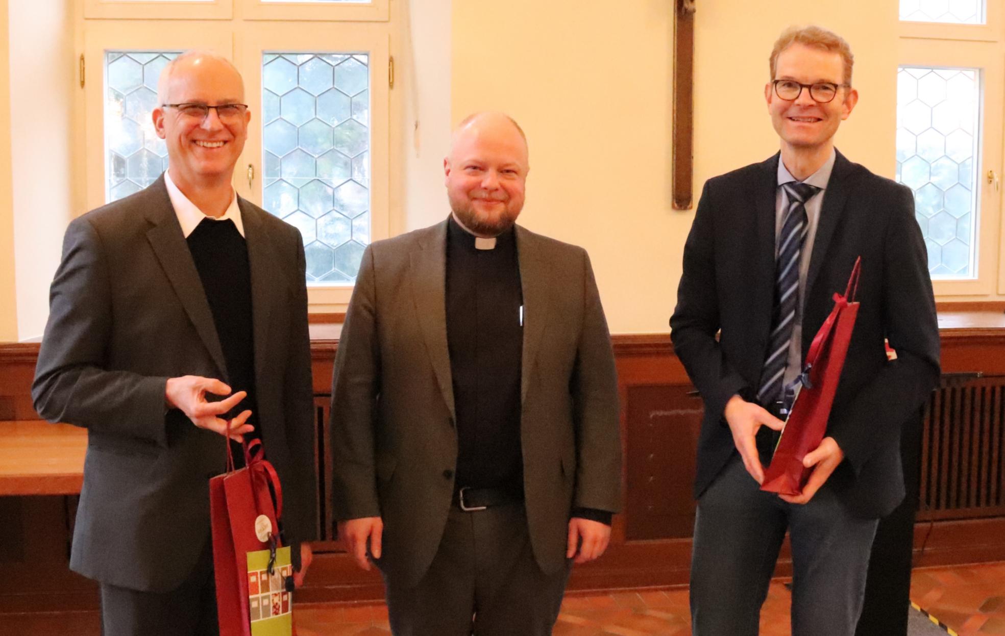Abschied Domkapitular Eberhardt (links) mit Generalvikar Dr. Sebastian Lang (Mitte) und Wolfgang Fritzen (rechts)