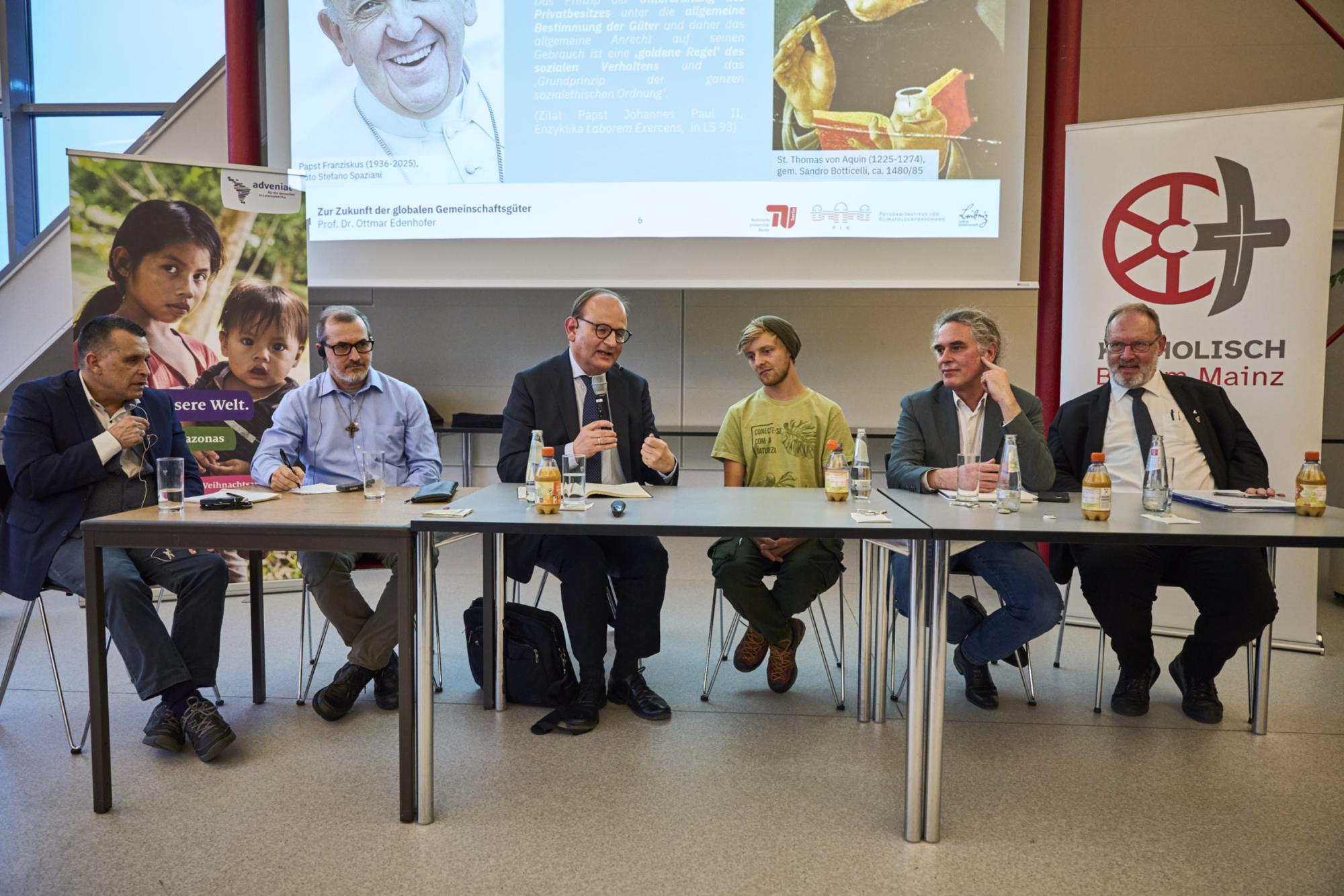 Podium des Fachgesprächs an der TH Bingen mit Gästen von Adveniat (c) Marille Landau/Adveniat
