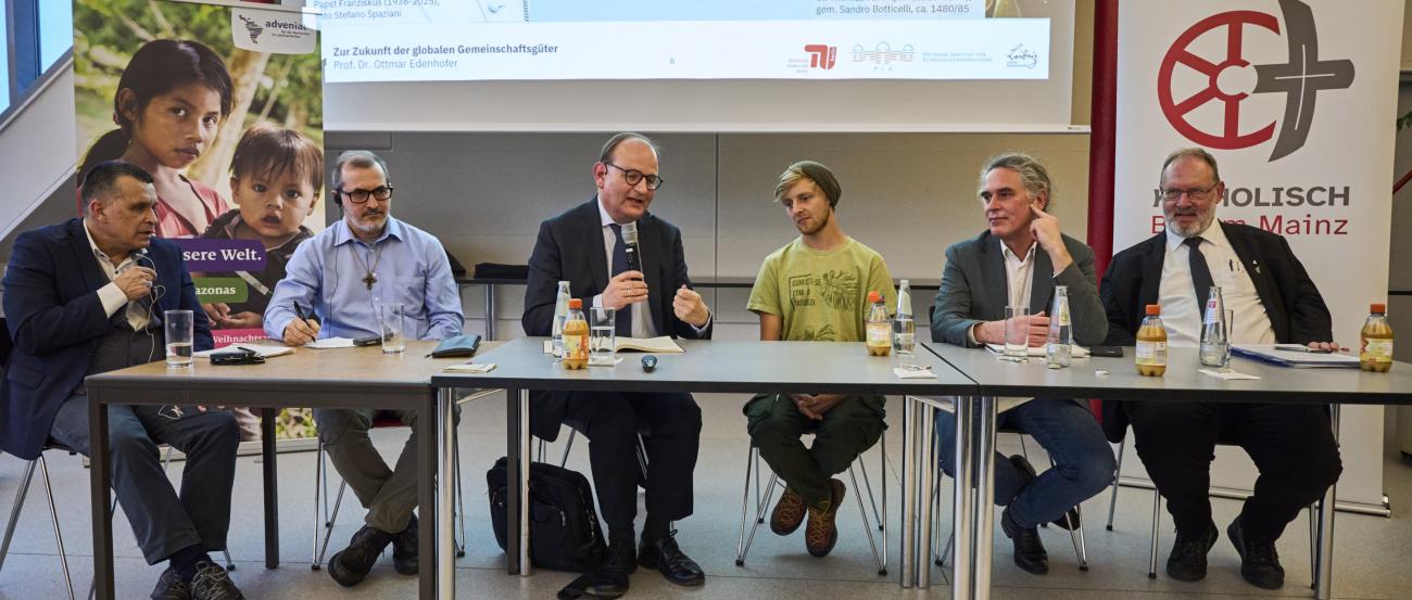 Podium des Fachgesprächs an der TH Bingen mit Gästen von Adveniat (c) Mareille Landau/Adveniat Podium des Fachgesprächs an der TH Bingen mit Gästen von Adveniat
