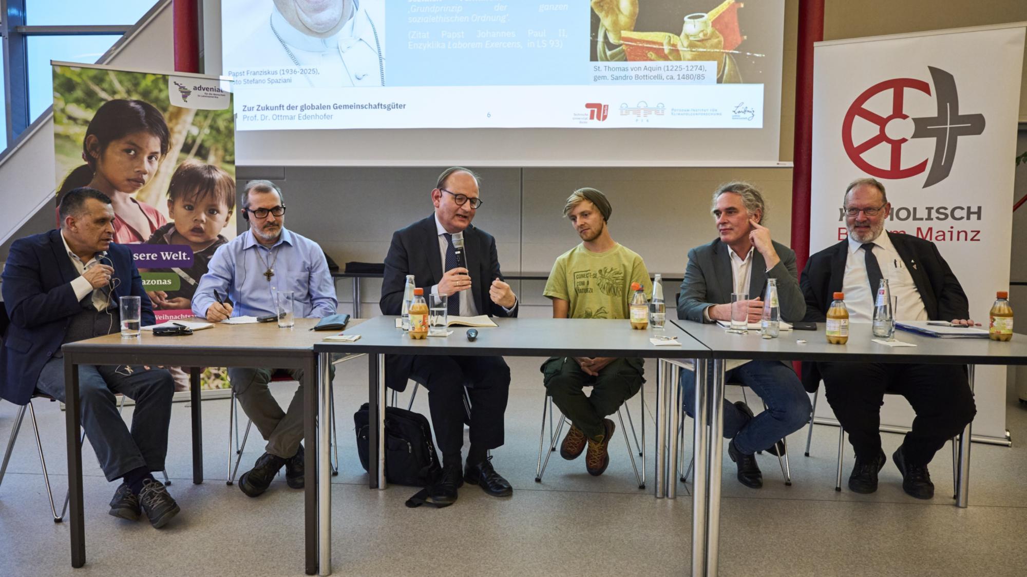 Podium des Fachgesprächs an der TH Bingen mit Gästen von Adveniat