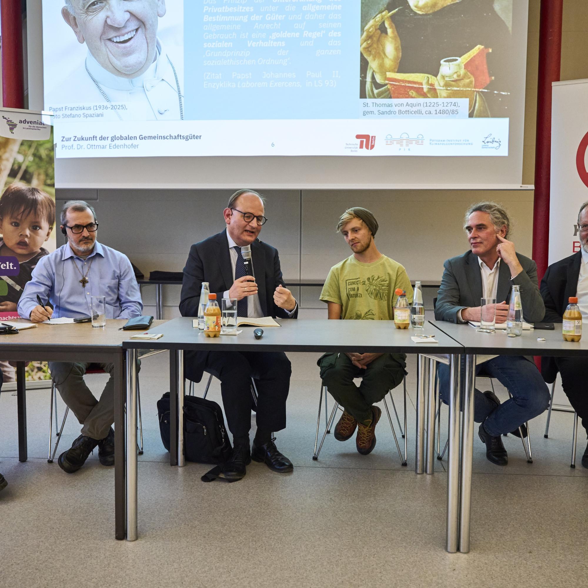 Podium des Fachgesprächs an der TH Bingen mit Gästen von Adveniat