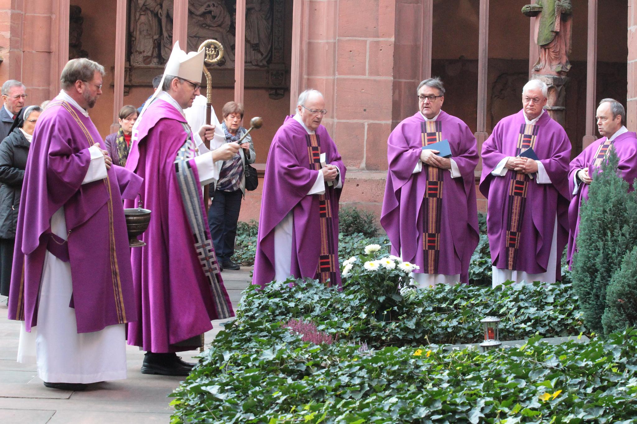 Mainz, 2. November 2017: Mit dem Gottesdienst im Mainzer Dom wurde der verstorbenen Mainzer Bischöfe und Mitglieder des Domstiftes gedacht. Bischof Peter Kohlgraf besprengte die Gräber, wie hier auf dem Domfriedhof, mit Weihwasser.