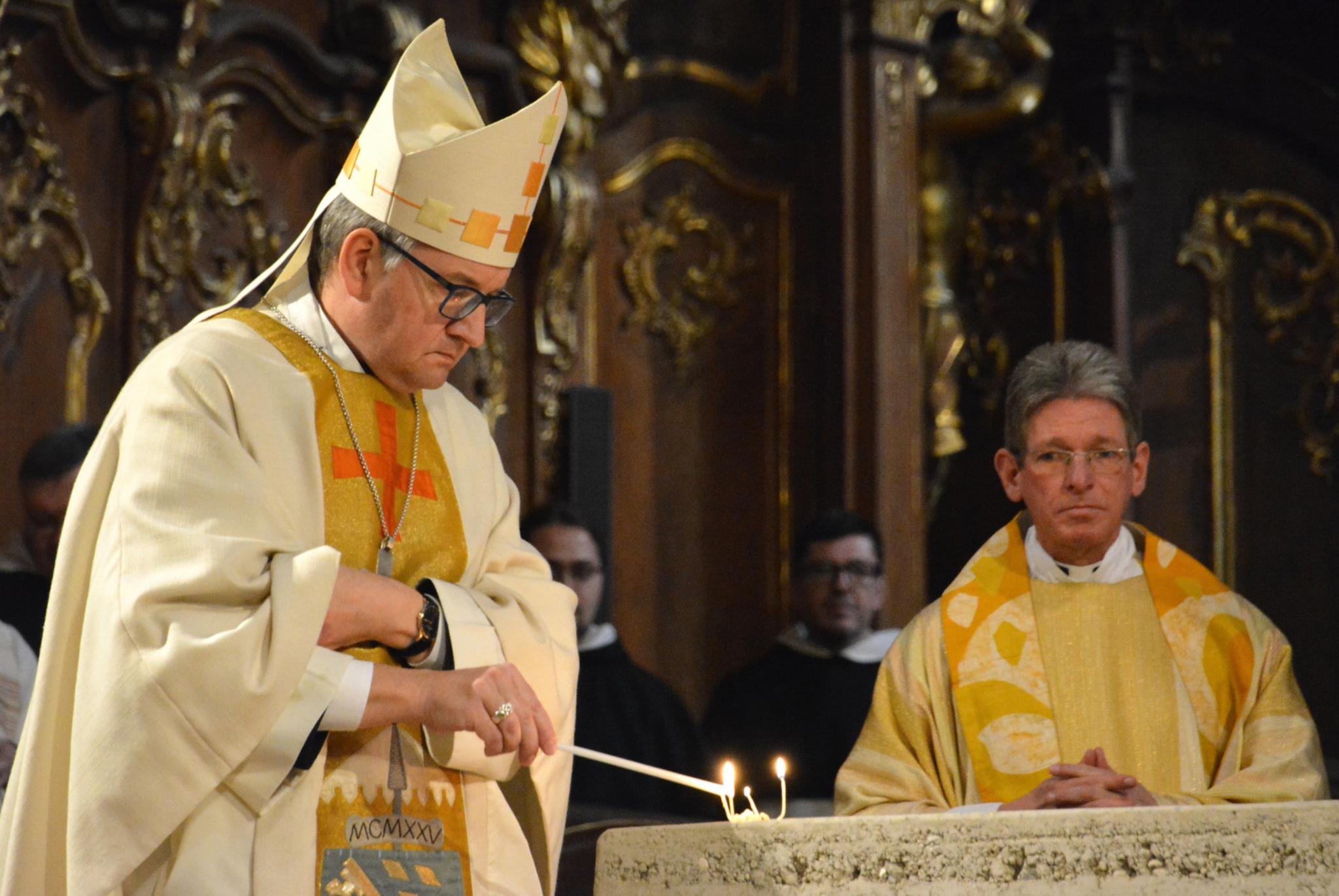 Worms, 25.11.2018: Bei der Altarweihe im Wormser Dom zündete Bischof Peter Kohlgraf Weihrauchopfer an.
