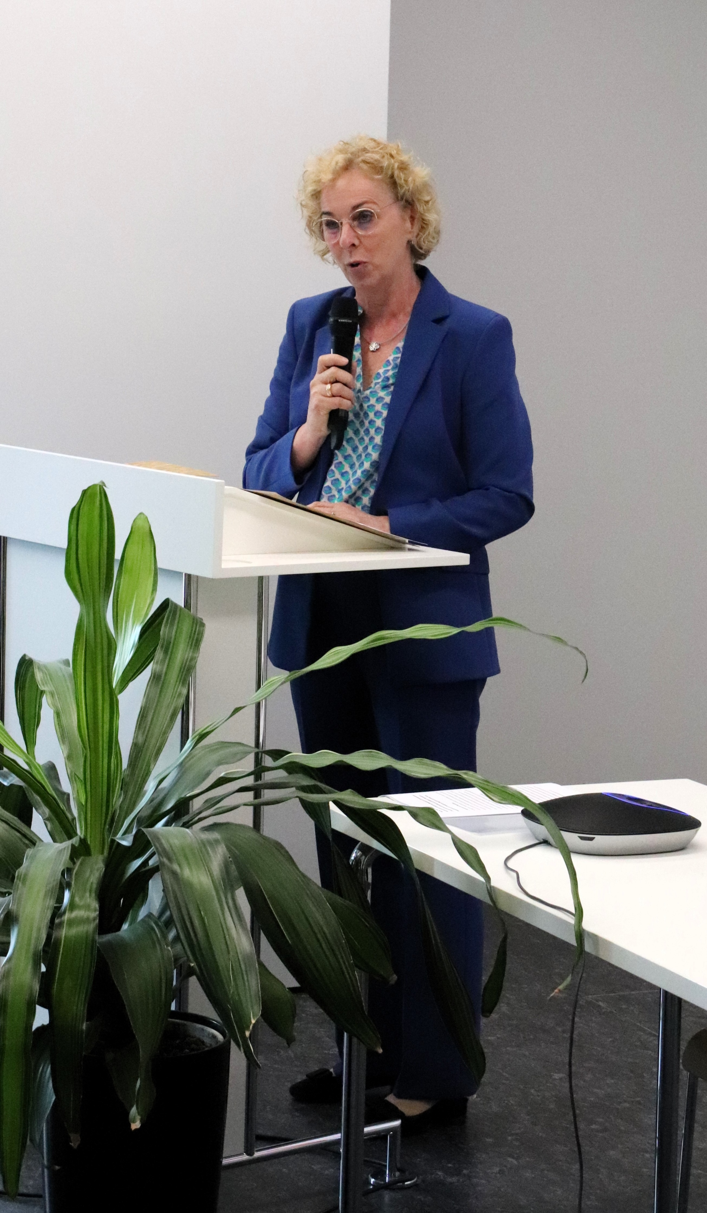 Fakultätsdekanin Professorin Dr. Heike Grieser begrüßte die anwesenden Gäste