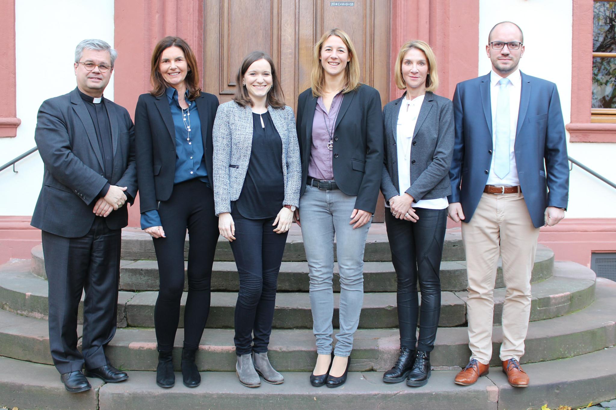 Mainz, 4. Dezember 2018: Weihbischof Dr. Udo Markus Bentz (links) hat im Bischöflichen Ordinariat Mainz gemeinsam mit Christian Döhren (rechts) Vertreterinnen des neuen Arbeitsmedizinischen Dienst für das Bistum Mainz begrüßt.