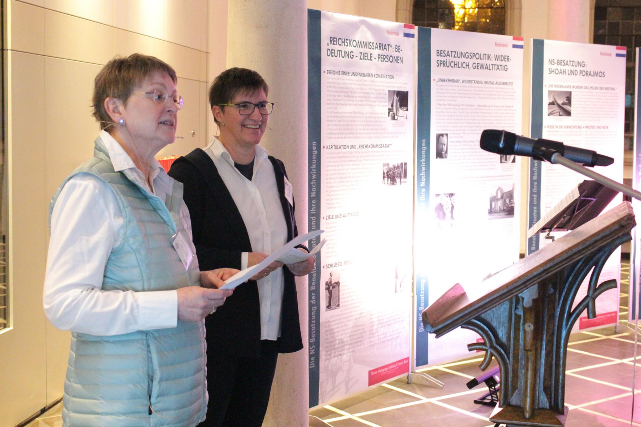 Mainz, 24. Januar 2018: Ellen Ullrich (links) und Christine Schardt von der Arbeitsgruppe 27. Januar führten in die Ausstellung ein.