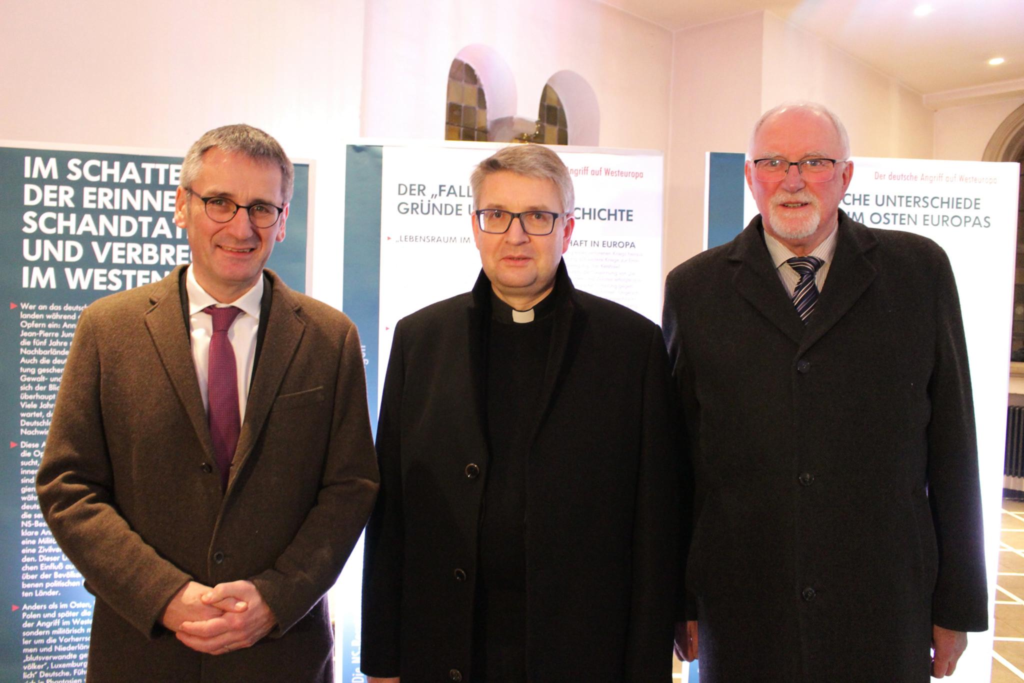 Mainz, 24. Januar 2018: Eröffneten die ökumenische Ausstellung der Mainzer Arbeitsgruppe Gedenktag 27. Januar in der Christuskirche (v.l.n.r.): Landtagspräsident Hendrik Hering, Bischof Peter Kohlgraf und Präses Ulrich Oelschläger.