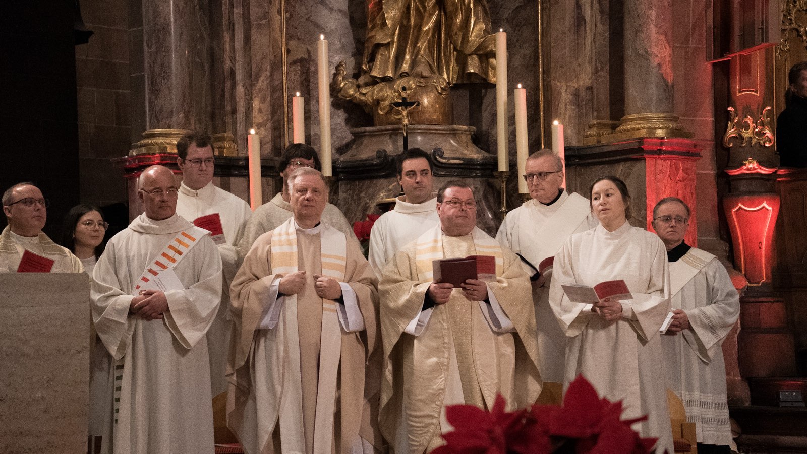 Hauptamtliche der neu gegründeten Pfarrei St. Nikolaus während der Messe (c) Bistum Mainz | Makowski