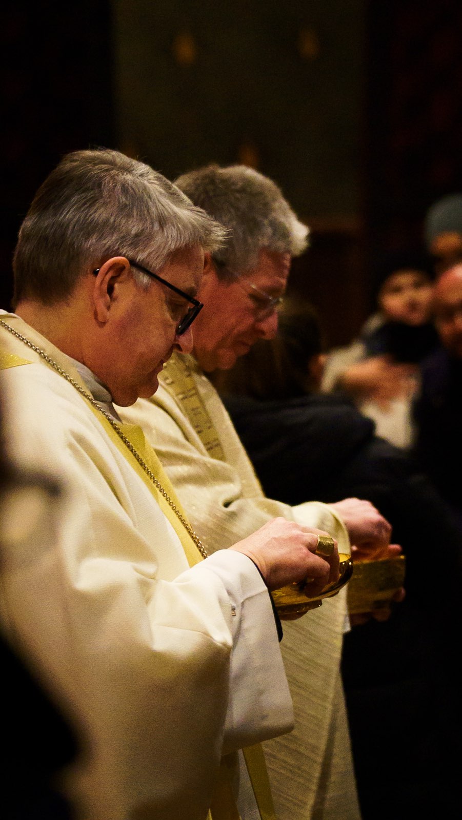 Bischof Kohlgraf und Dompropst Schäfer spenden die Eucharistie (c) Bistum Mainz | Makowski