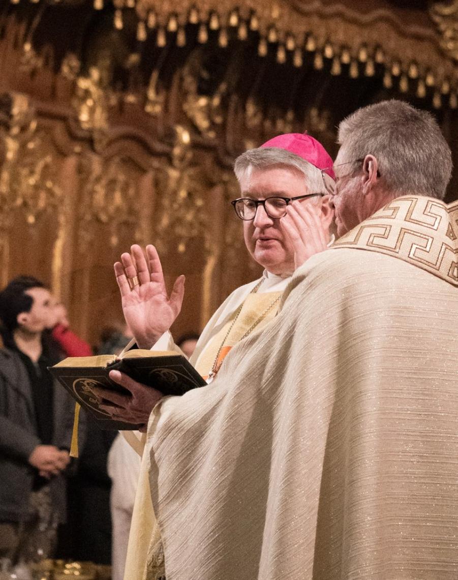 Bischof Kohlgraf bittet um den Segen für die Pfarrei St. Nikolaus (c) Bistum Mainz | Makowski