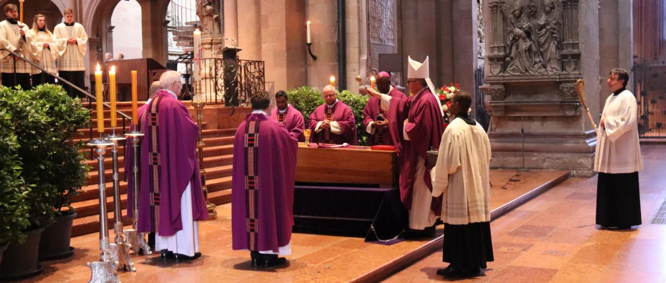 In einem Pontifikalrequiem wurde Weihbischof em. Franziskus Eisenbach beigesetzt