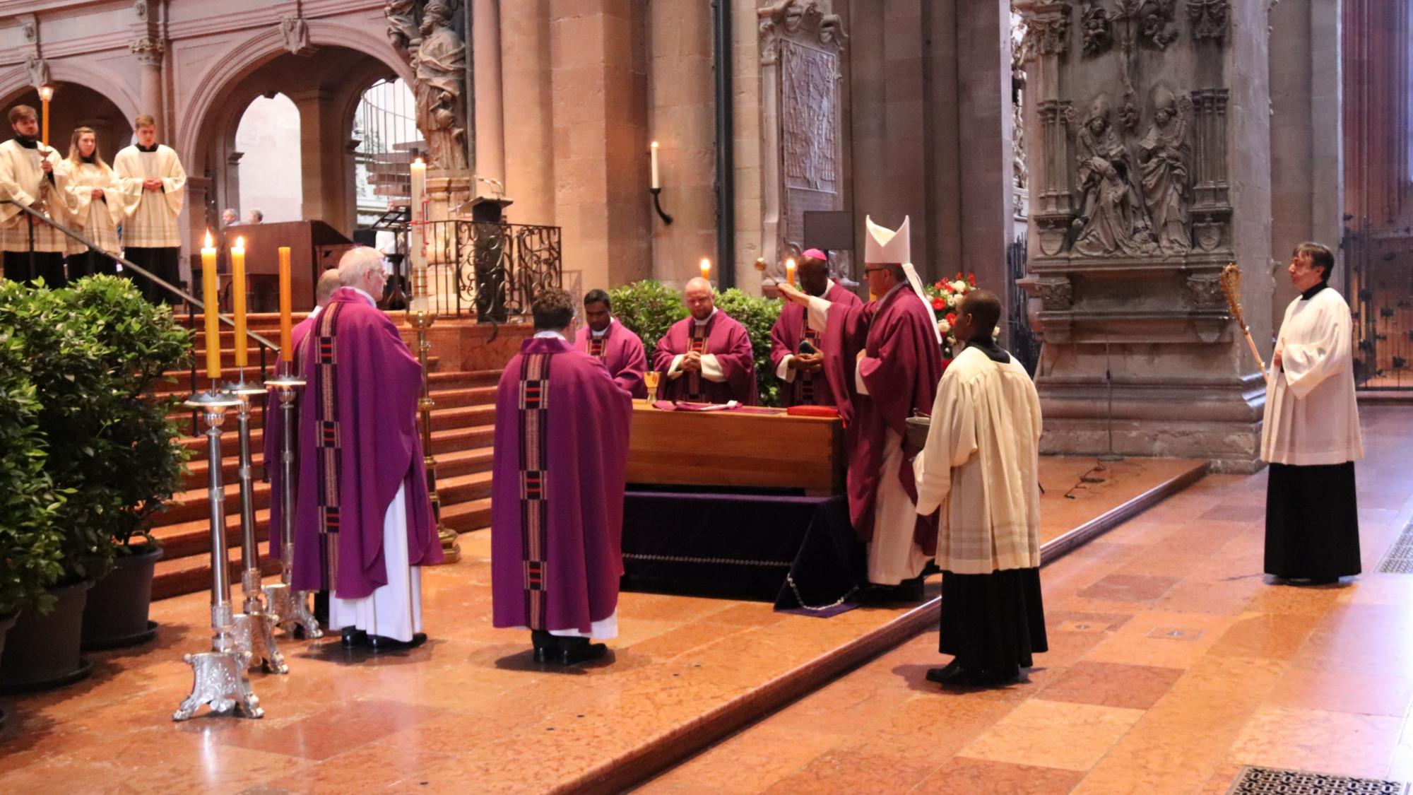In einem Pontifikalrequiem wurde Weihbischof em. Franziskus Eisenbach beigesetzt