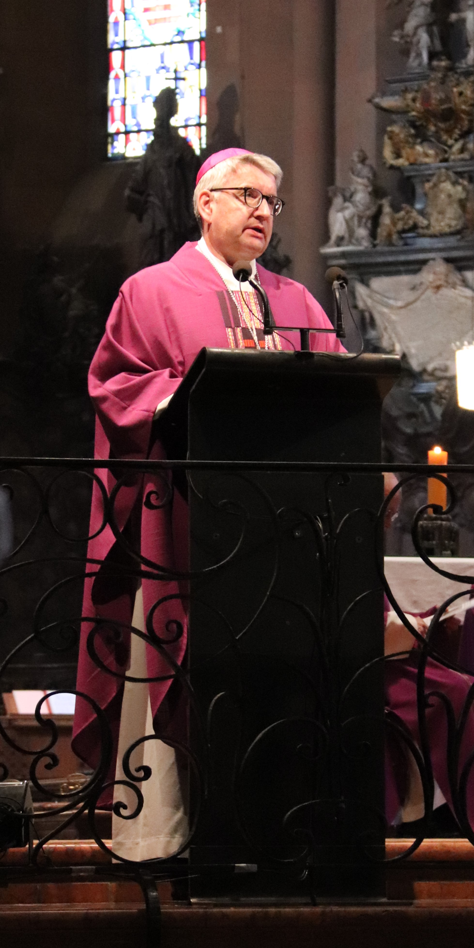 Bischof Kohlgraf predigte im Pontifikalrequiem zur Beisetzung von Weihbischof Eisenbach (c) Bistum Mainz/Hoffmann