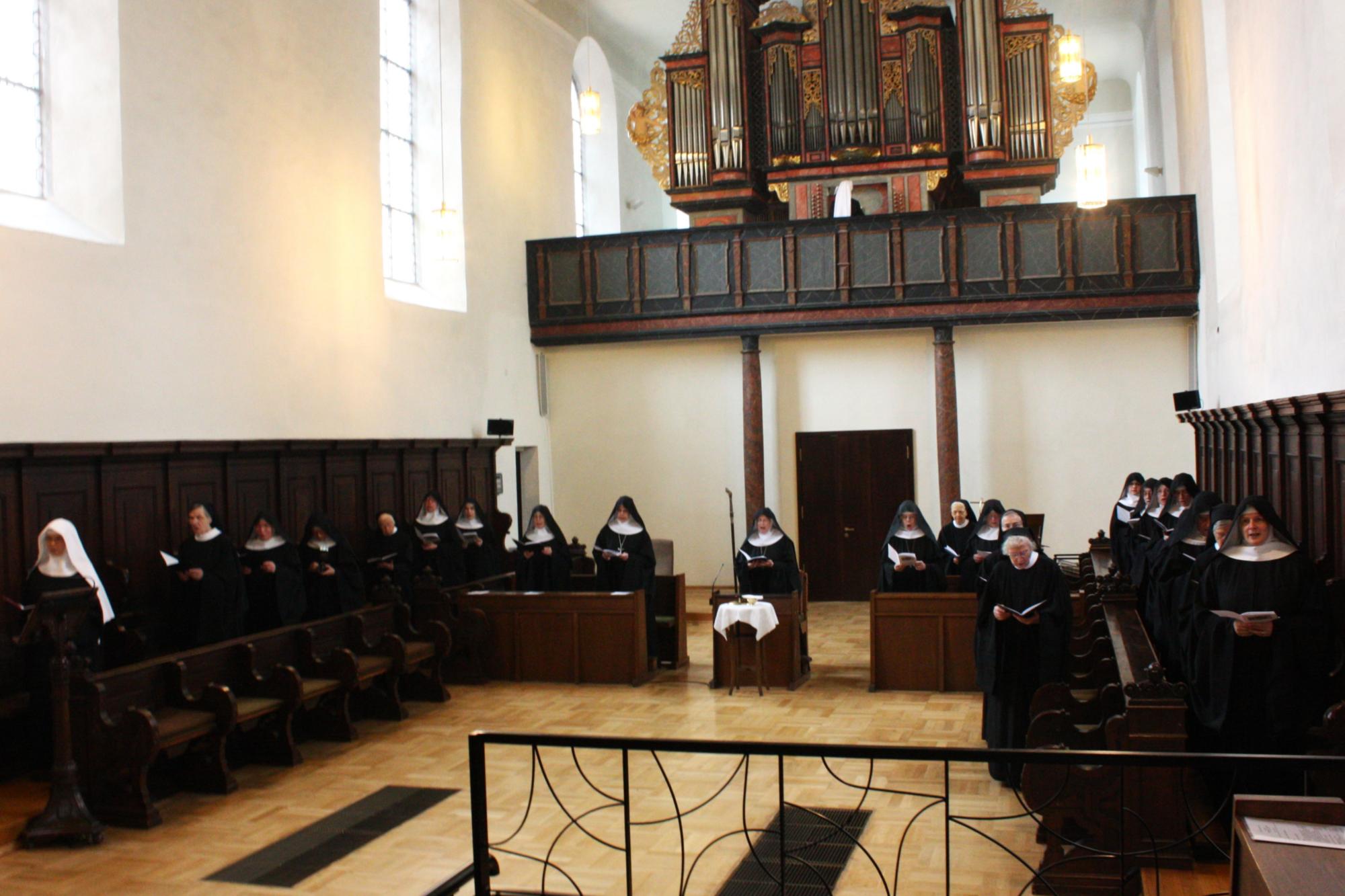 Das Foto zeigt die Benediktinerinnen der Abtei Kloster Engelthal beim Festgottesdienst zum 50. Jahrestag der Wiederbesiedlung im Jahr 2012.