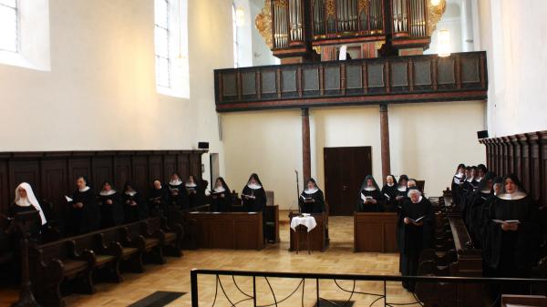 Das Foto zeigt die Benediktinerinnen der Abtei Kloster Engelthal beim Festgottesdienst zum 50. Jahrestag der Wiederbesiedlung im Jahr 2012.