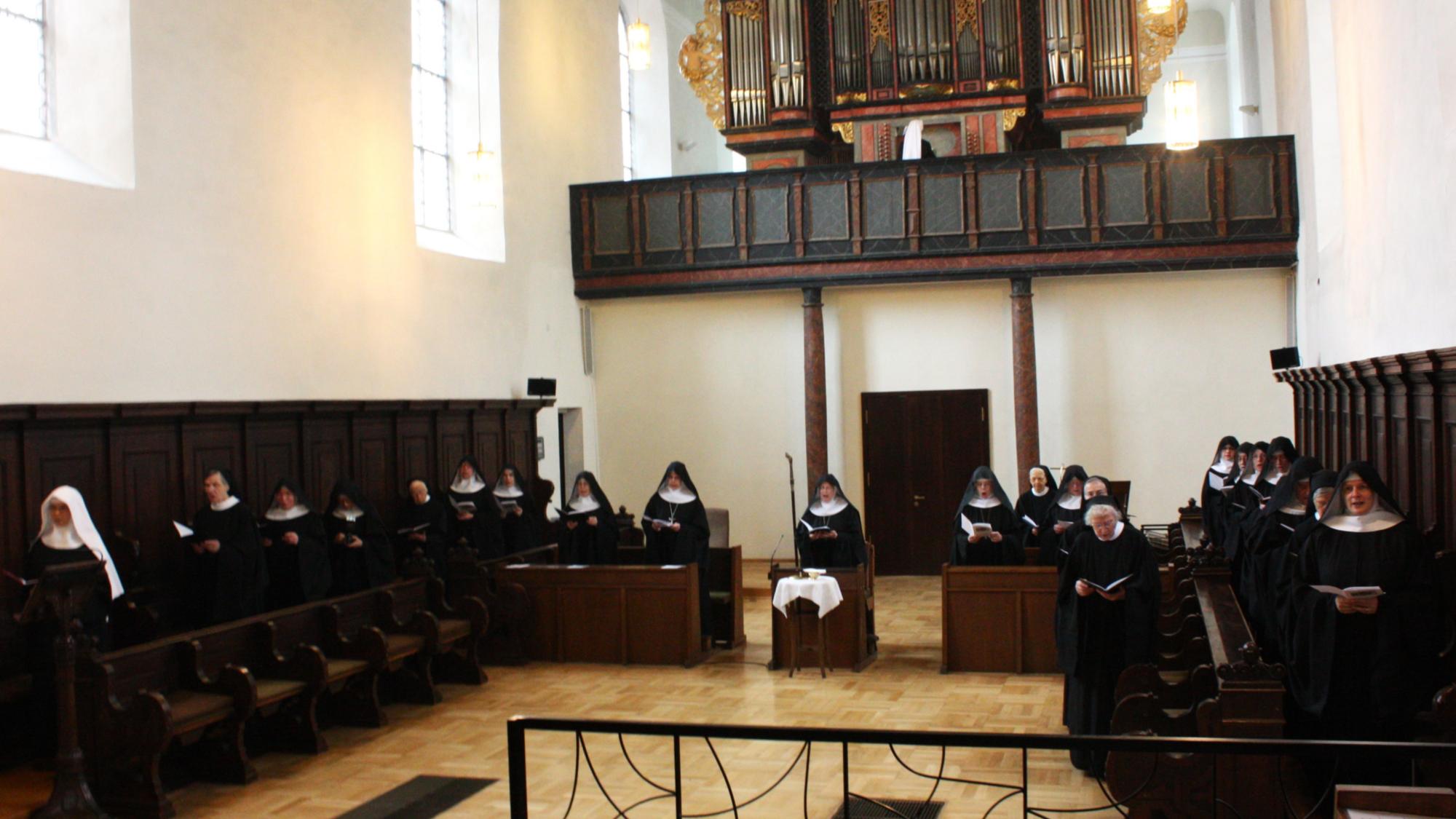 Das Foto zeigt die Benediktinerinnen der Abtei Kloster Engelthal beim Festgottesdienst zum 50. Jahrestag der Wiederbesiedlung im Jahr 2012.