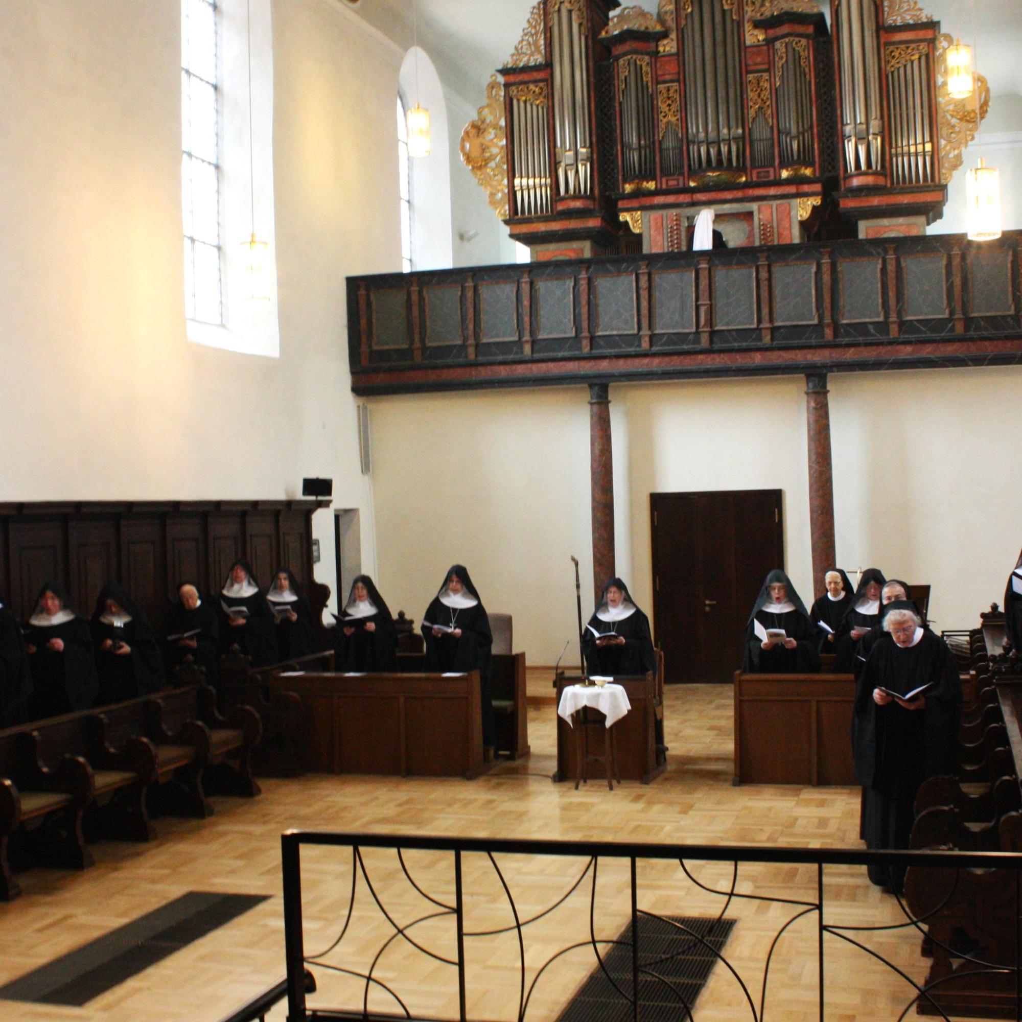 Das Foto zeigt die Benediktinerinnen der Abtei Kloster Engelthal beim Festgottesdienst zum 50. Jahrestag der Wiederbesiedlung im Jahr 2012.