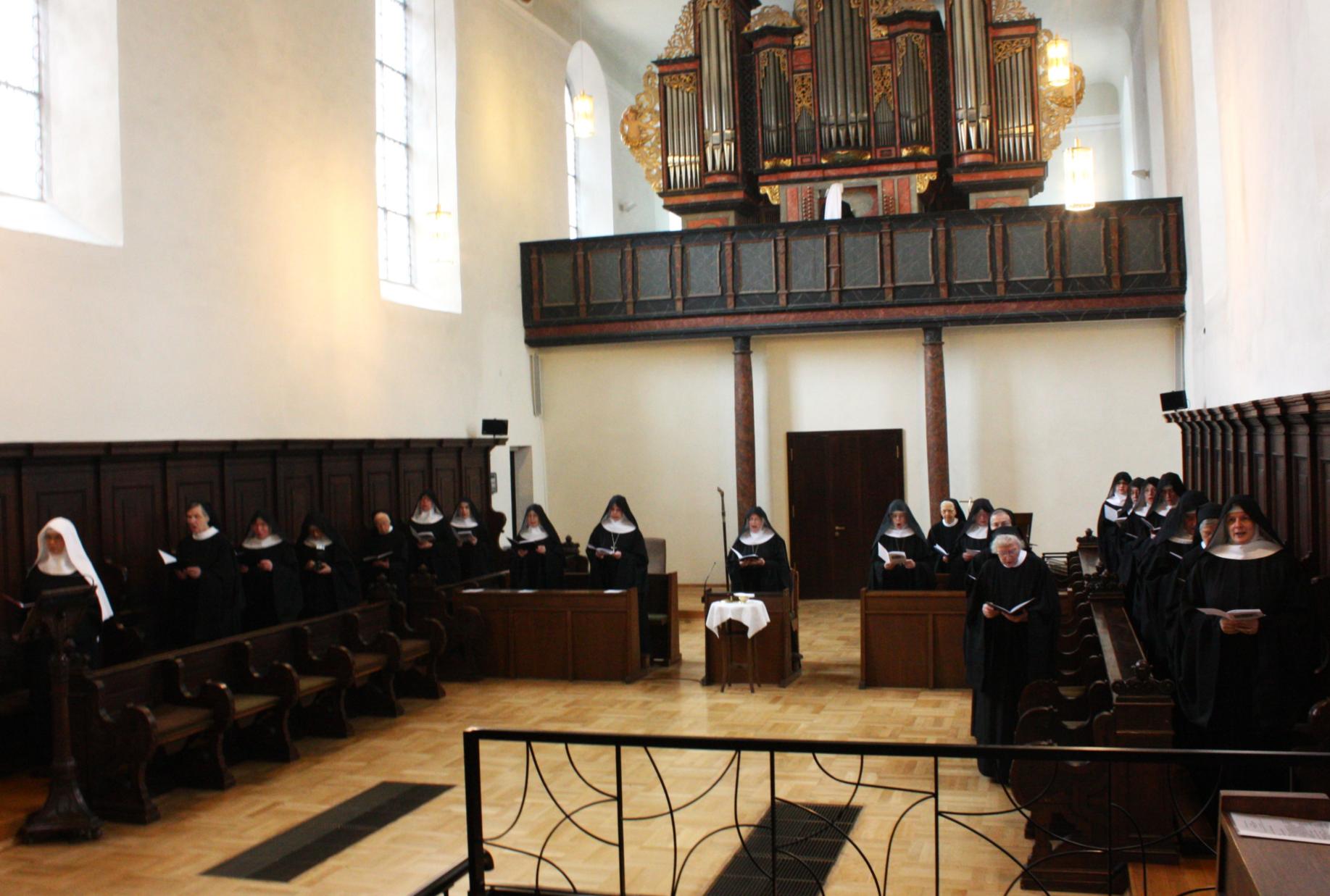 Das Foto zeigt die Benediktinerinnen der Abtei Kloster Engelthal beim Festgottesdienst zum 50. Jahrestag der Wiederbesiedlung im Jahr 2012. (c) Bistum Mainz / Matschak