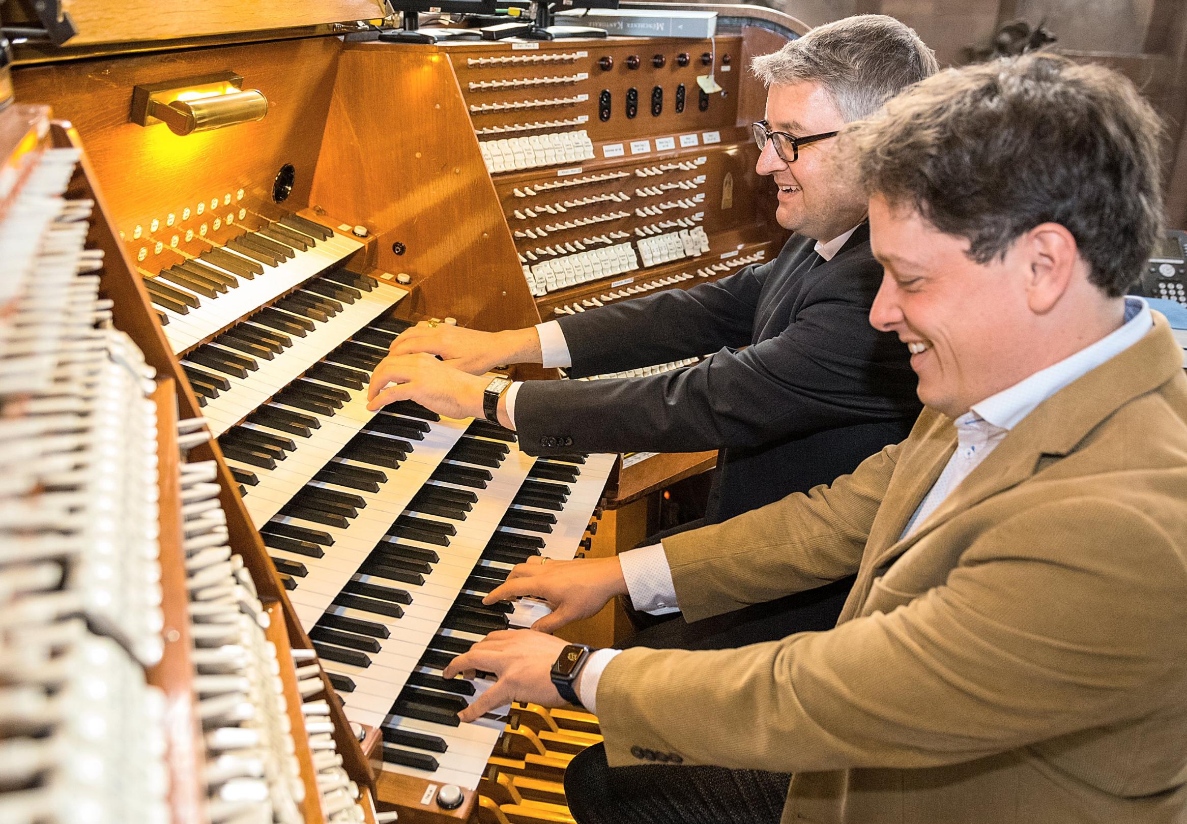 Bischof Peter Kohlgraf und der Mainzer Domorganist Daniel Beckmann (rechts) haben schon für das gemeinsame Konzert im Mainzer Dom geübt.
