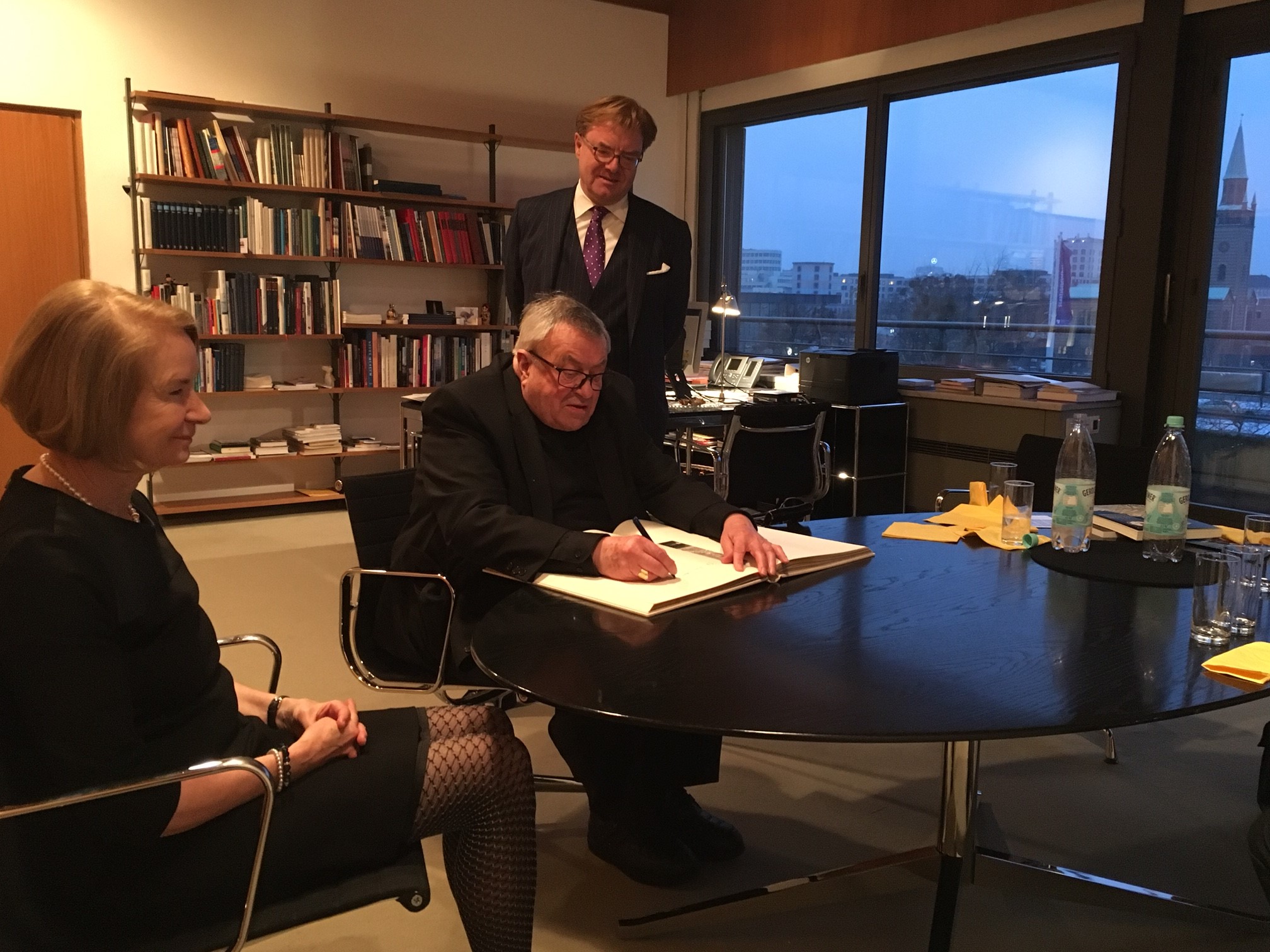 Berlin, 2.2.2017: Kardinal Lehmann trägt sich in das Goldene Buch der Staatsbibliothek ein