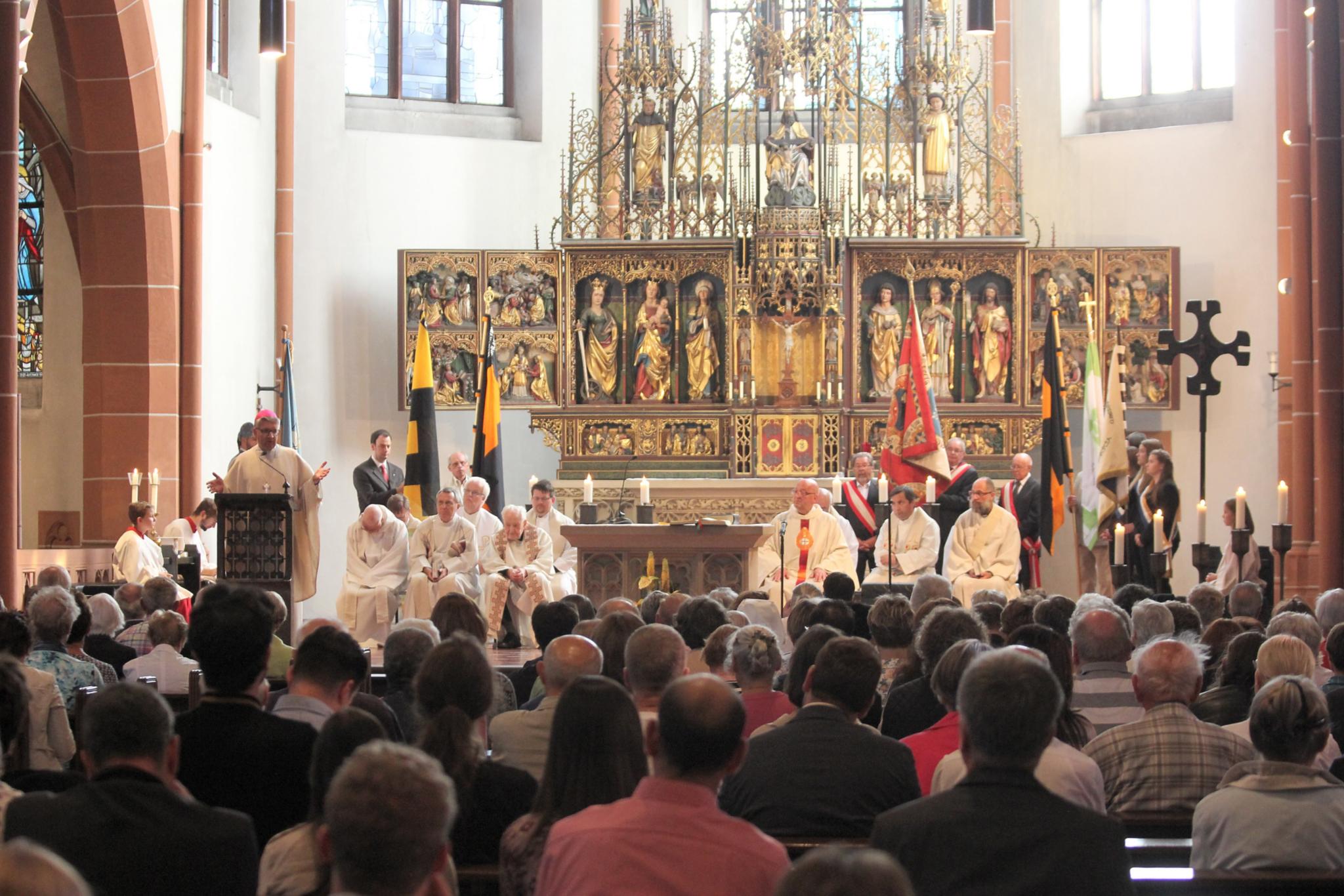 Gießen, 21.6.2018: Viele Menschen waren in die Kirche St. Bonifatius gekommen, um ihren neuen Bischof kennenzulernen.