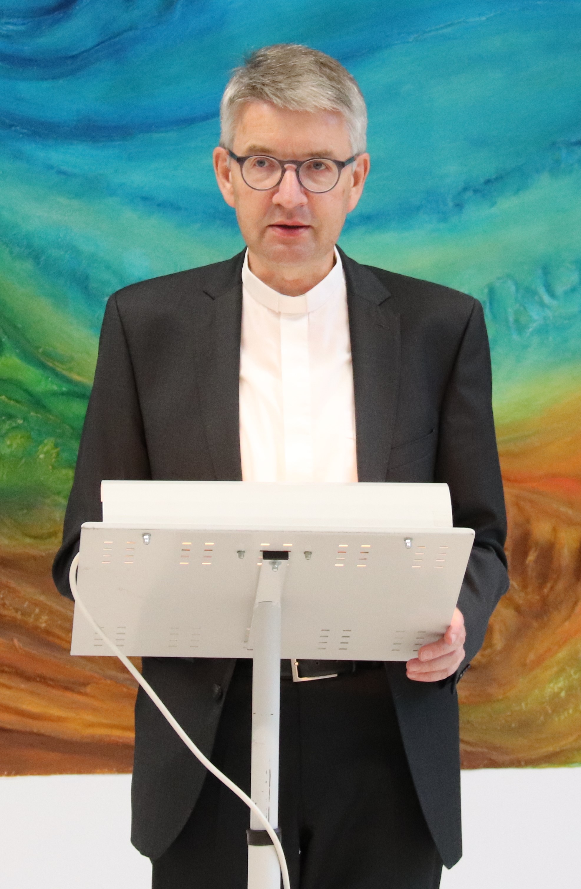 Bischof Peter Kohlgraf hält einen Vortrag über die Geschichte und Bedeutung der Kartause von Mainz (c) Bistum Mainz/Hoffmann