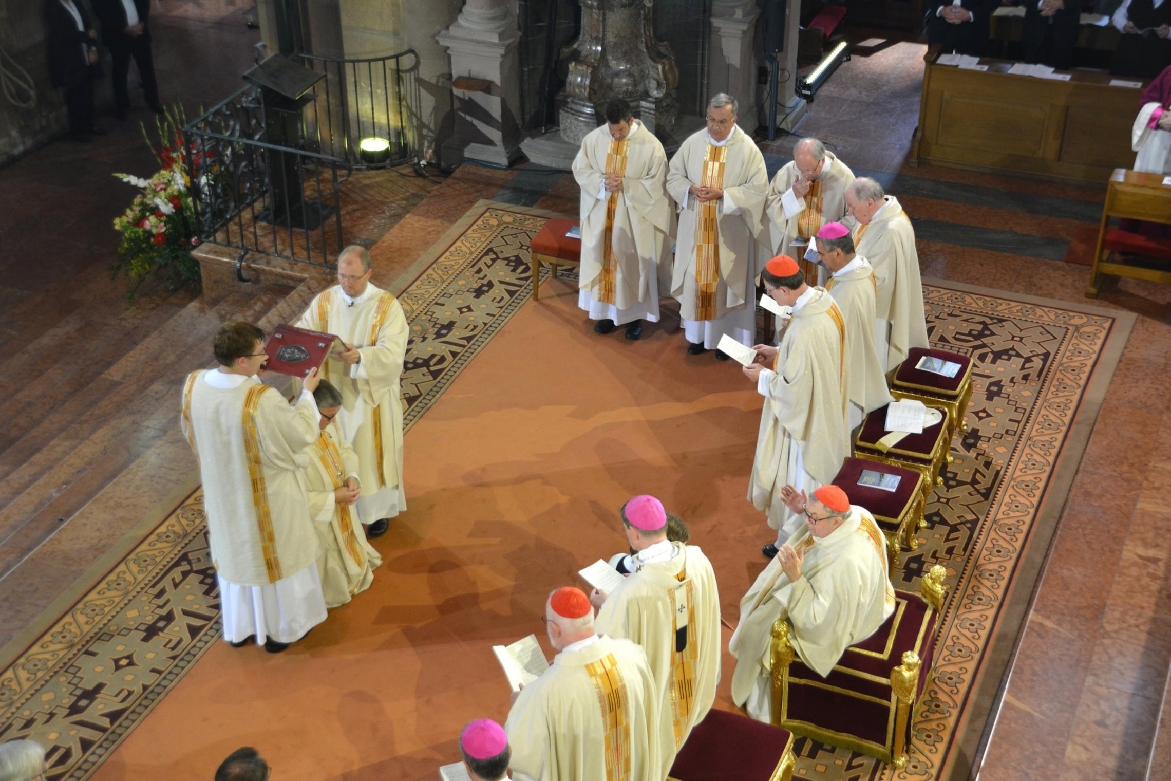 Mainz, 27. August 2017: Beim Weihegebet halten zwei Diakone ausgebreitet das Evangeliar über Peter Kohlgraf.