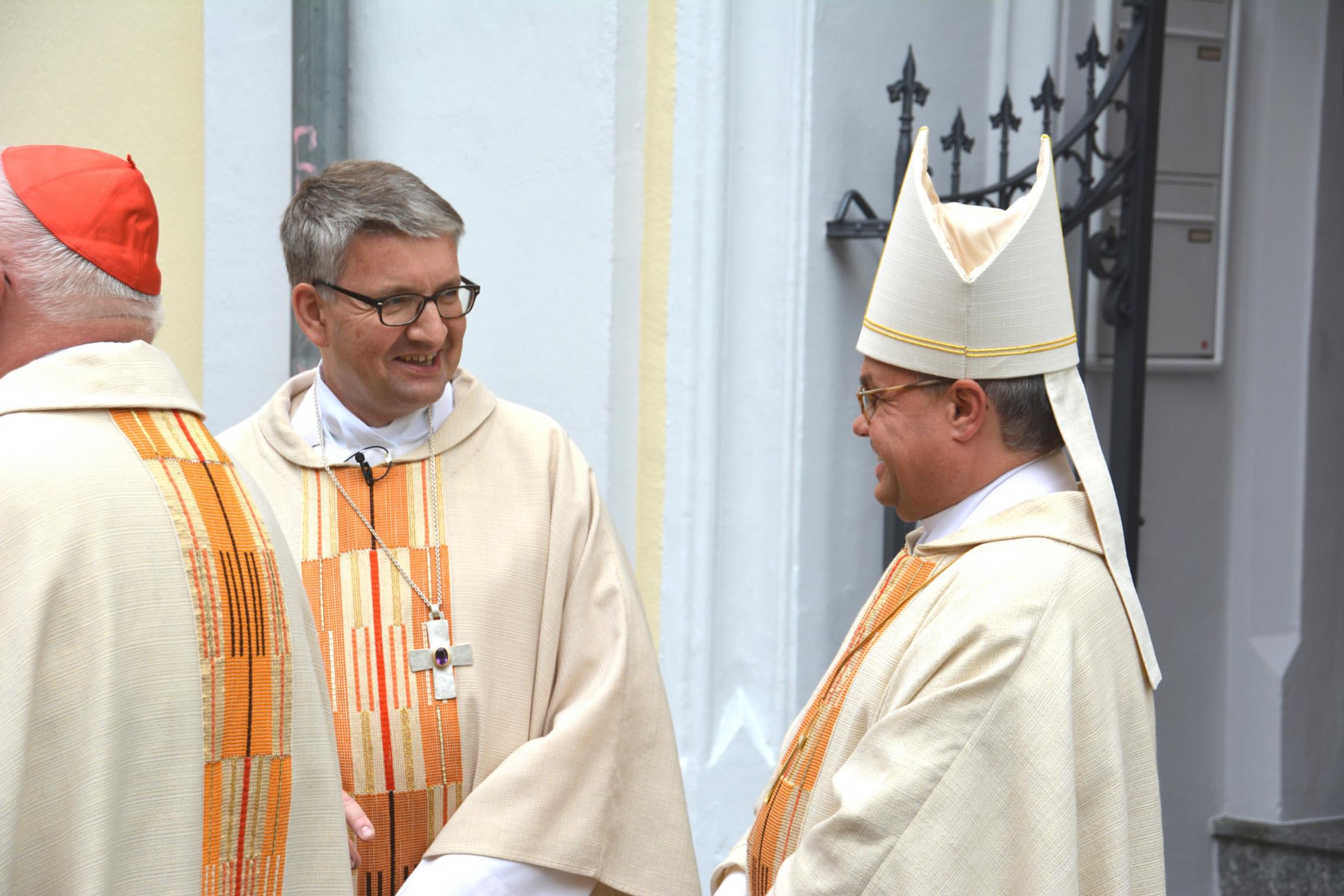 Mainz, 27. August 2017: Peter Kohlgraf im Gespräch mit seinem neuen Generalvikar, Weihbischof Udo Bentz, bei der Abholung am Bischofshaus vor dem Gottesdienst.
