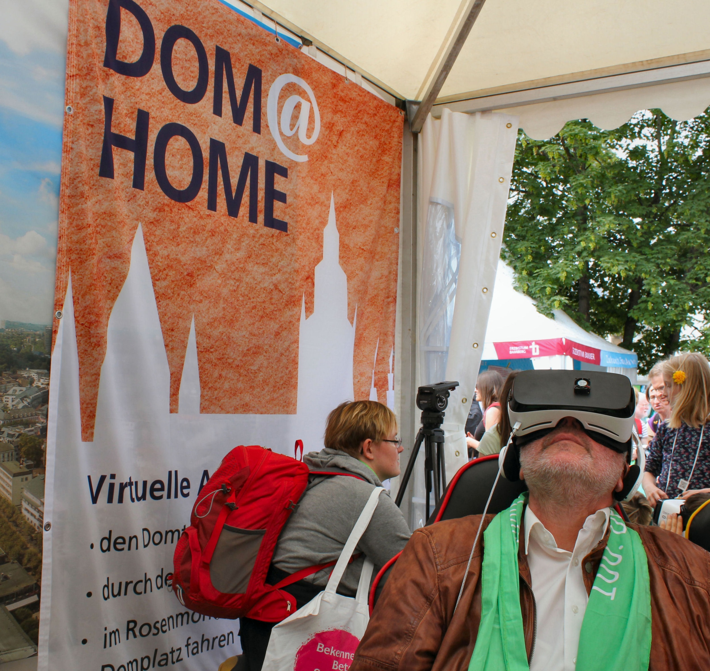 Leipzig, 26. Mai 2016: Das Team der Abteilung Öffentlichkeitsarbeit im Bischöflichen Ordinariat präsentiert unter dem Motto „Dome@Home“ in diesem Jahr „Virtual Reality – Virtuelle Realität“ (VR): Mit Hilfe spezieller VR-Brillen können die Standbesucher durch den Mainzer Dom schweben, bis auf die Spitze des Domturms zum „Domsgickel“ hinauffahren oder auf einem Prunkwagen am Mainzer Rosenmontagszug teilnehmen.