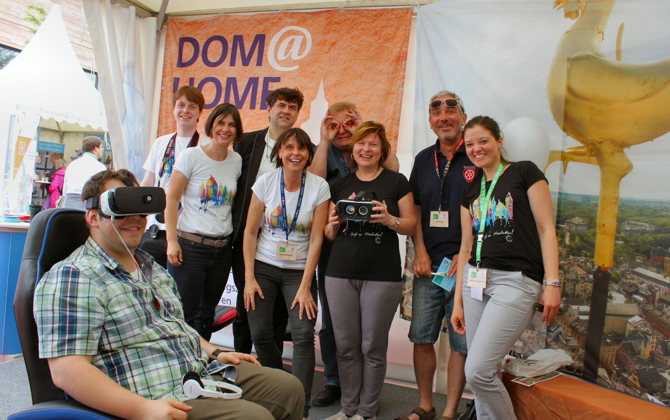 Leipzig, 26. Mai 2016: Das Team der Abteilung Öffentlichkeitsarbeit im Bischöflichen Ordinariat präsentiert unter dem Motto „Dome@Home“ in diesem Jahr „Virtual Reality – Virtuelle Realität“ (VR): Mit Hilfe spezieller VR-Brillen können die Standbesucher durch den Mainzer Dom schweben, bis auf die Spitze des Domturms zum „Domsgickel“ hinauffahren oder auf einem Prunkwagen am Mainzer Rosenmontagszug teilnehmen.