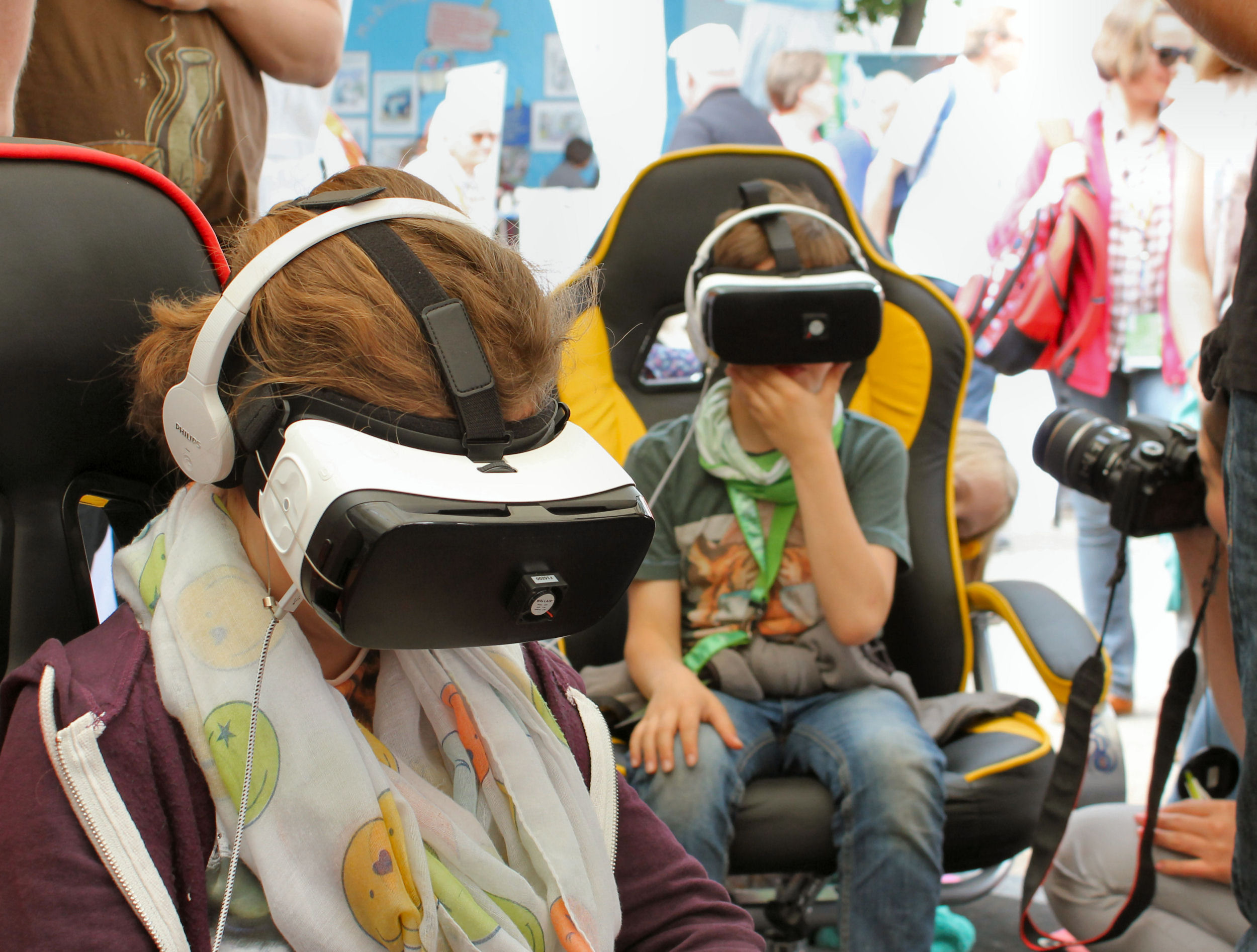Leipzig, 26. Mai 2016: Das Team der Abteilung Öffentlichkeitsarbeit im Bischöflichen Ordinariat präsentiert unter dem Motto „Dome@Home“ in diesem Jahr „Virtual Reality – Virtuelle Realität“ (VR): Mit Hilfe spezieller VR-Brillen können die Standbesucher durch den Mainzer Dom schweben, bis auf die Spitze des Domturms zum „Domsgickel“ hinauffahren oder auf einem Prunkwagen am Mainzer Rosenmontagszug teilnehmen.