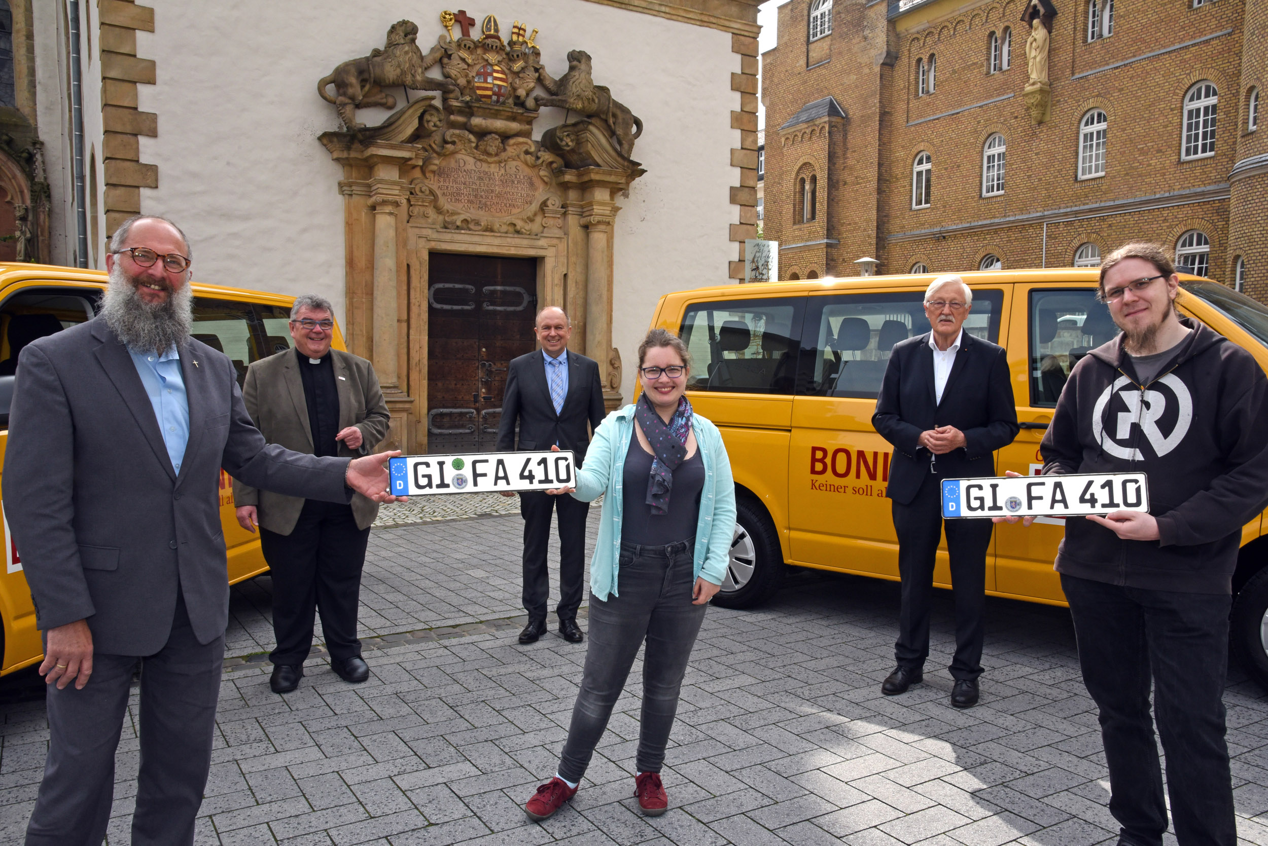 Aus der katholischen Kirchengemeinde St. Franziskus in Rabenau im Bistum Mainz kamen Diakon Markus Müller (vordere Reihe v.l.) Anna Maria Hensel und Michael Hensel nach Paderborn, um den neuen BONI-Bus für die Gemeindearbeit abzuholen. Begrüßt wurden sie durch den Generalsekretär des Bonifatiuswerkes, Monsignore Georg Austen, den Paderborner Landrat Christioph Rüther und den Präsidenten des Bonifatiuswerkes, Heinz Paus.