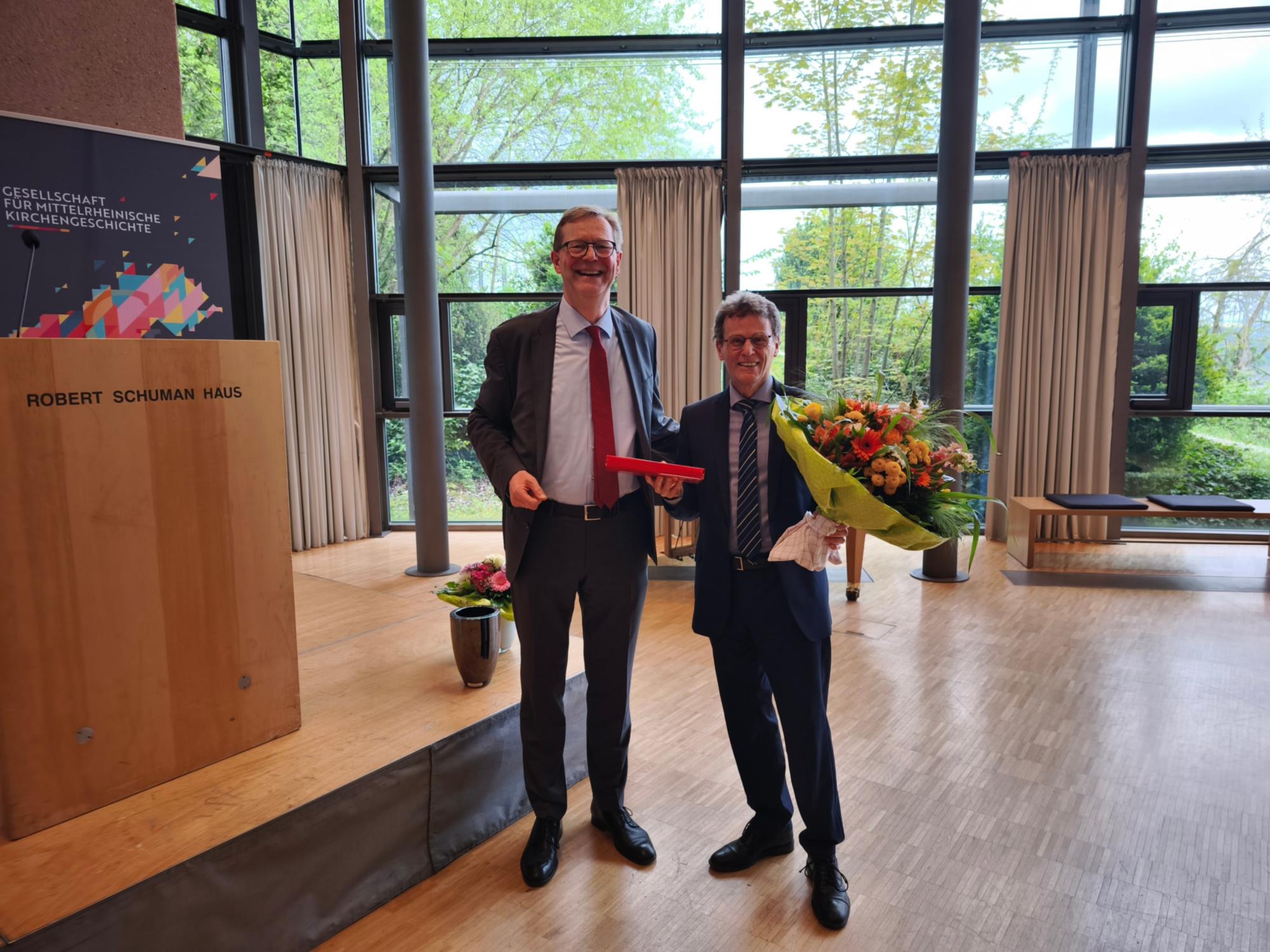 Trier, 24. April 2025: Thomas Brockmann (links) mit seinem Vorgänger im Präsidentenamt Bernhard Schneider. (c) Bistum Mainz