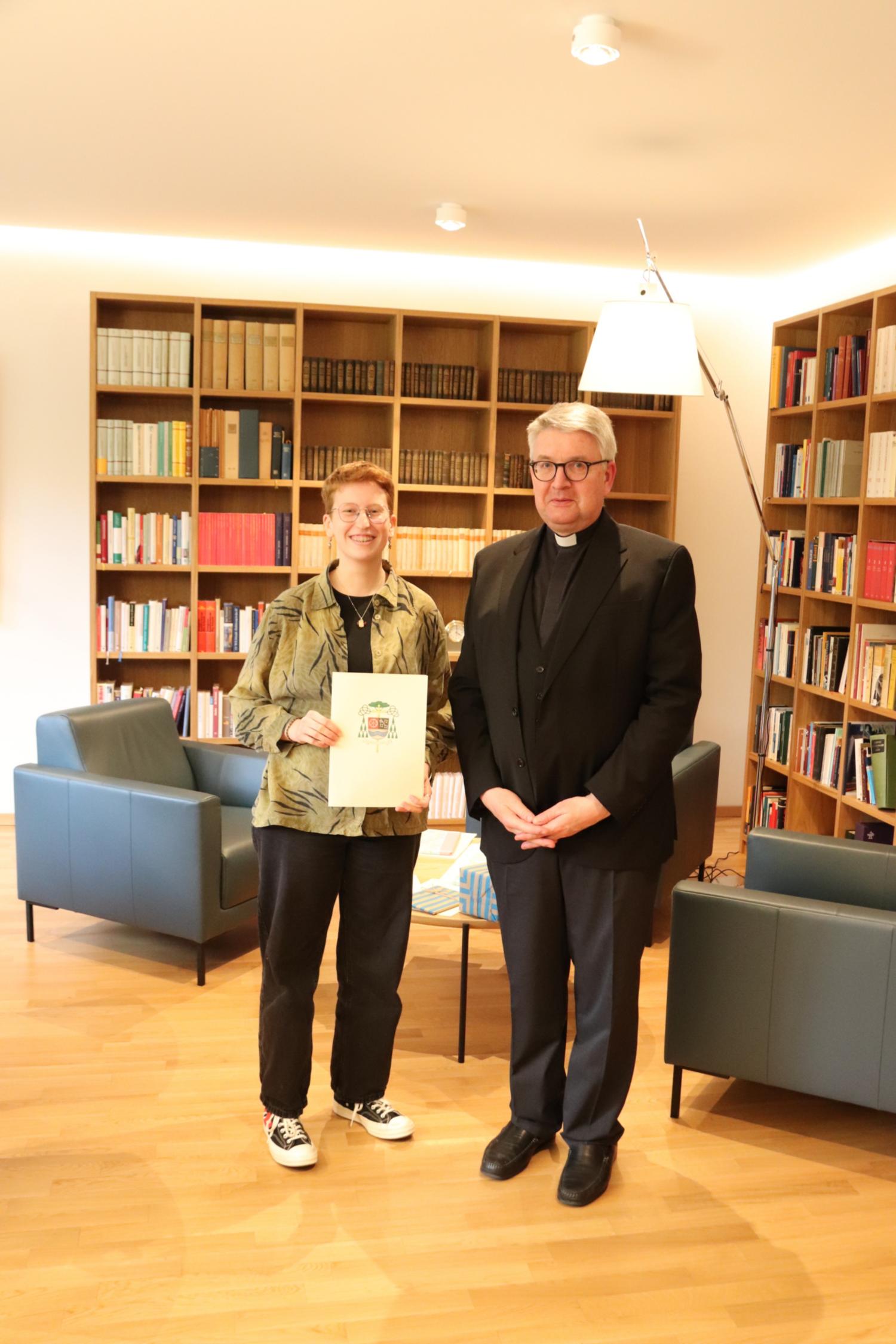 Jede Preisträgerin und jeder Preisträger bekam eine Urkunde überreicht (c) Bistum Mainz/Hoffmann