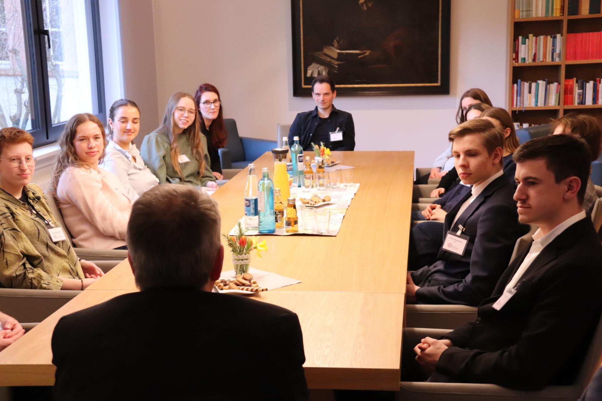 Bischof Kohlgraf im Gespräch mit den Gewinnerinnen und Gewinnern des Buchpreises 2026 (c) Bistum Mainz/Hoffmann