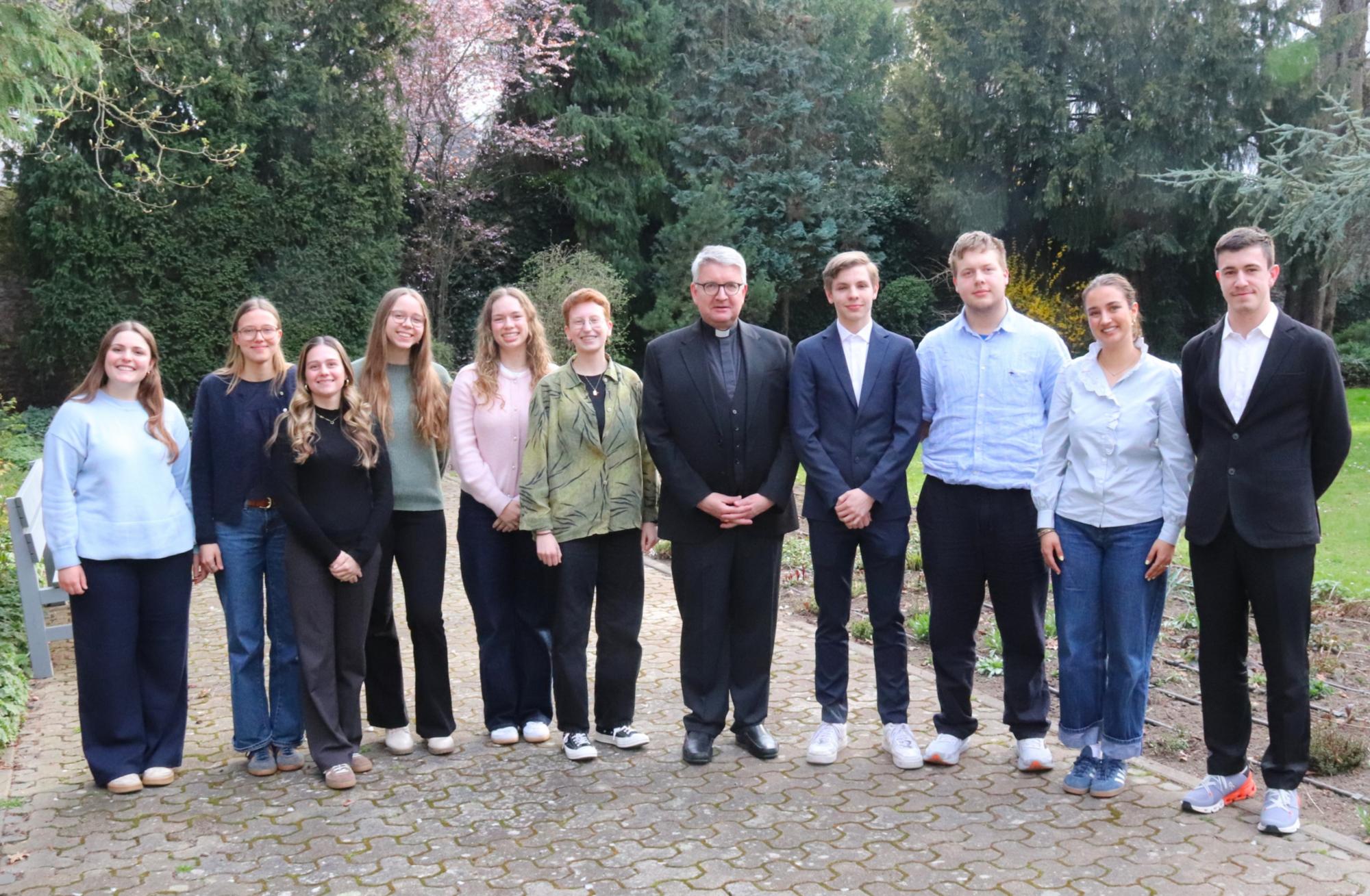 Bischof Peter Kohlgraf hat zehn Schülerinnen und Schülern den Buchpreis des Bischofs verliehen (c) Bistum Mainz/Hoffmann