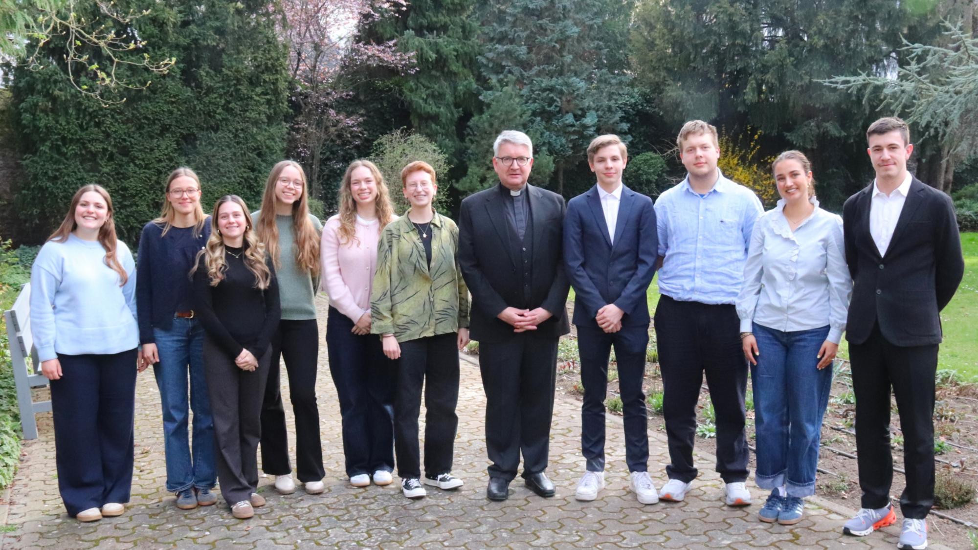Bischof Peter Kohlgraf hat zehn Schülerinnen und Schülern den Buchpreis des Bischofs verliehen